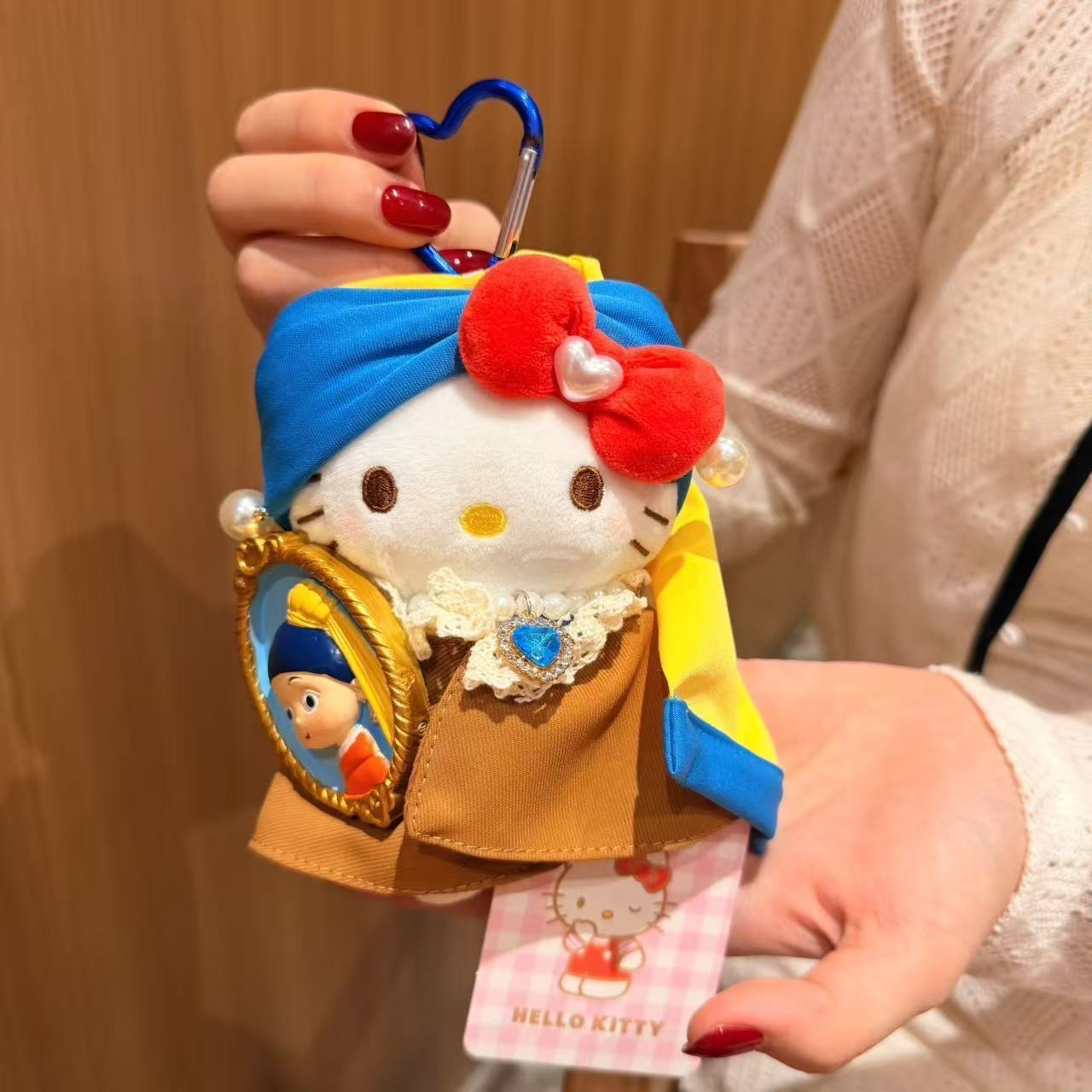 戴著珍珠耳環的kitty娃娃吊飾