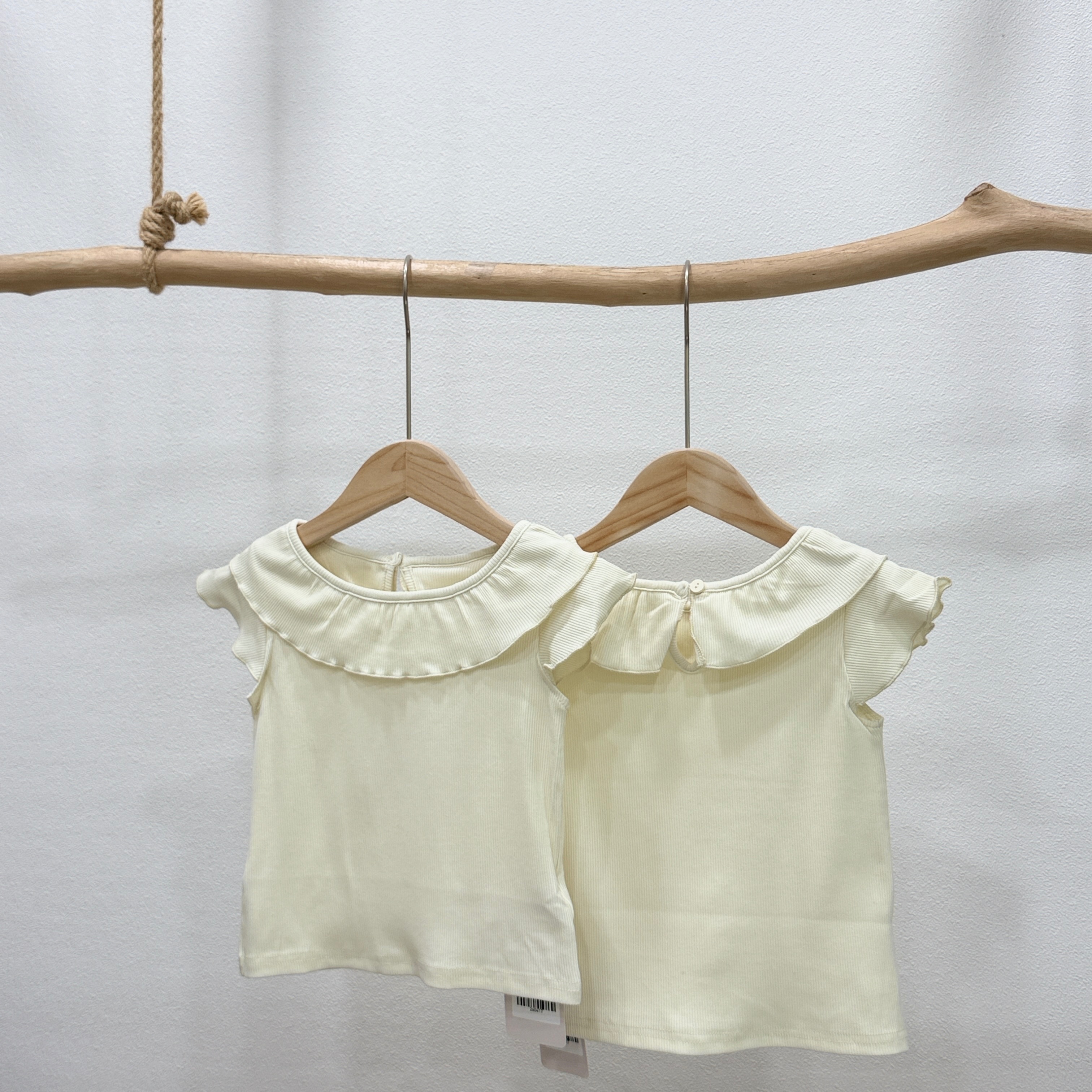 奶油白荷葉領上衣