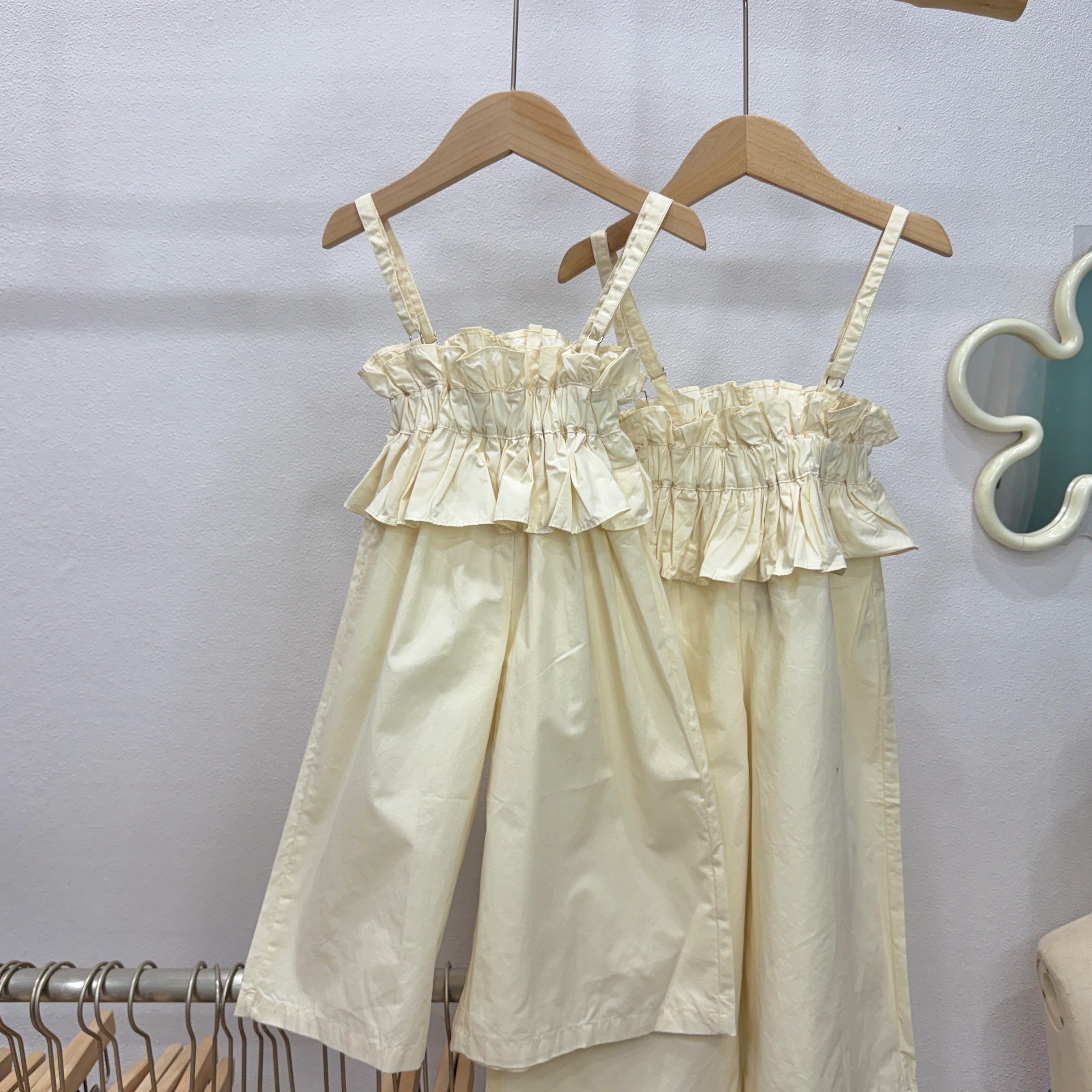 日系奶油吊帶寬褲-肩帶可調節