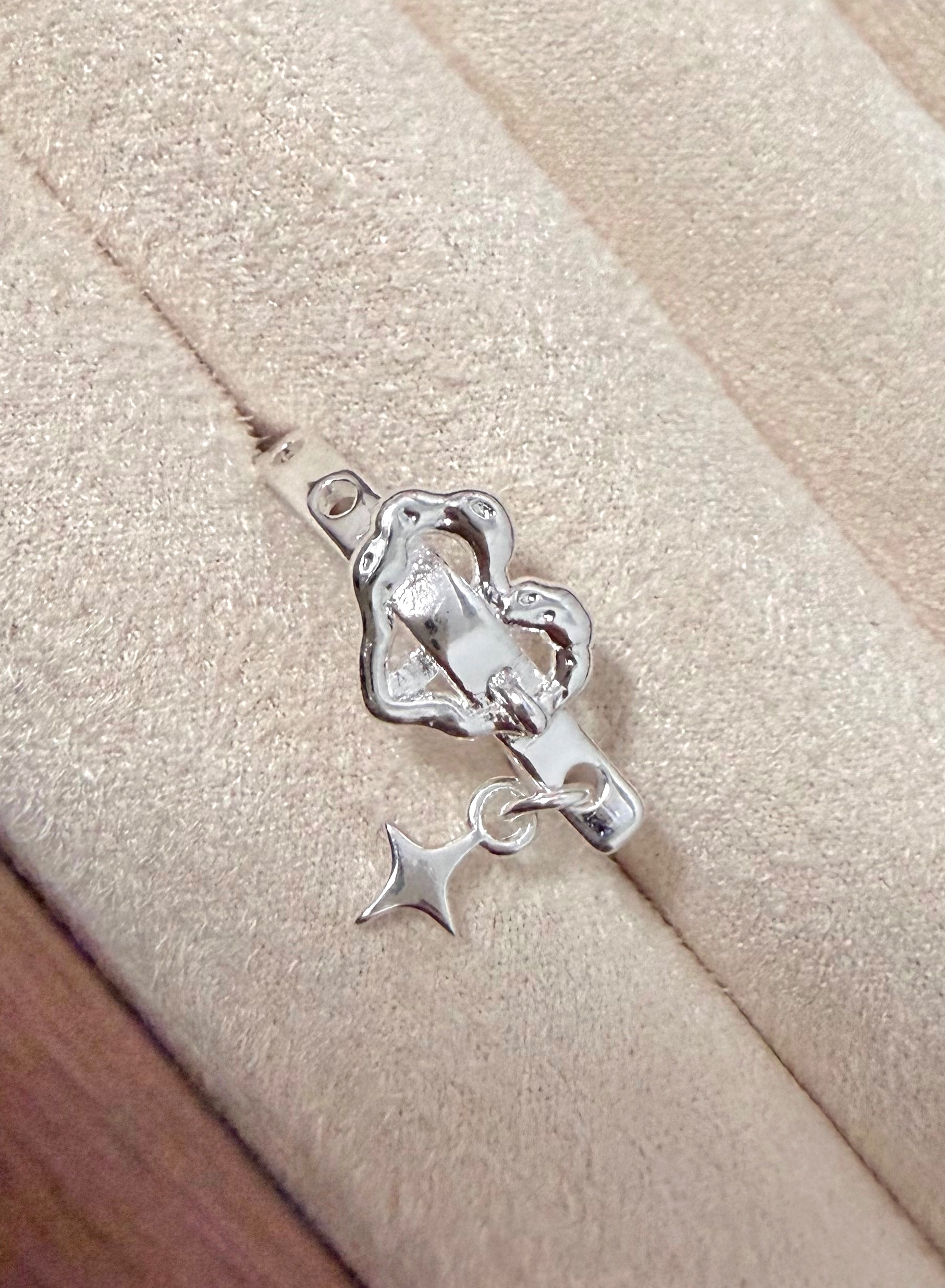 𝟵𝟮𝟱純銀｜愛心皮帶星芒墜飾戒指