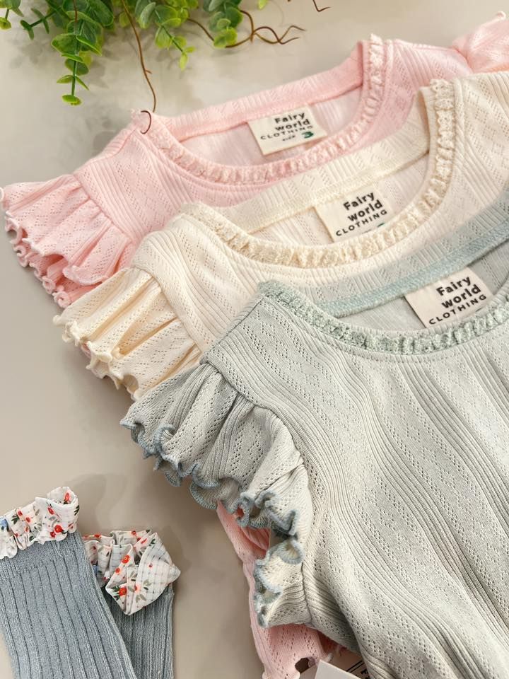 【THE OURS】Fairy world荷葉袖坑條T，現今時尚短版上衣