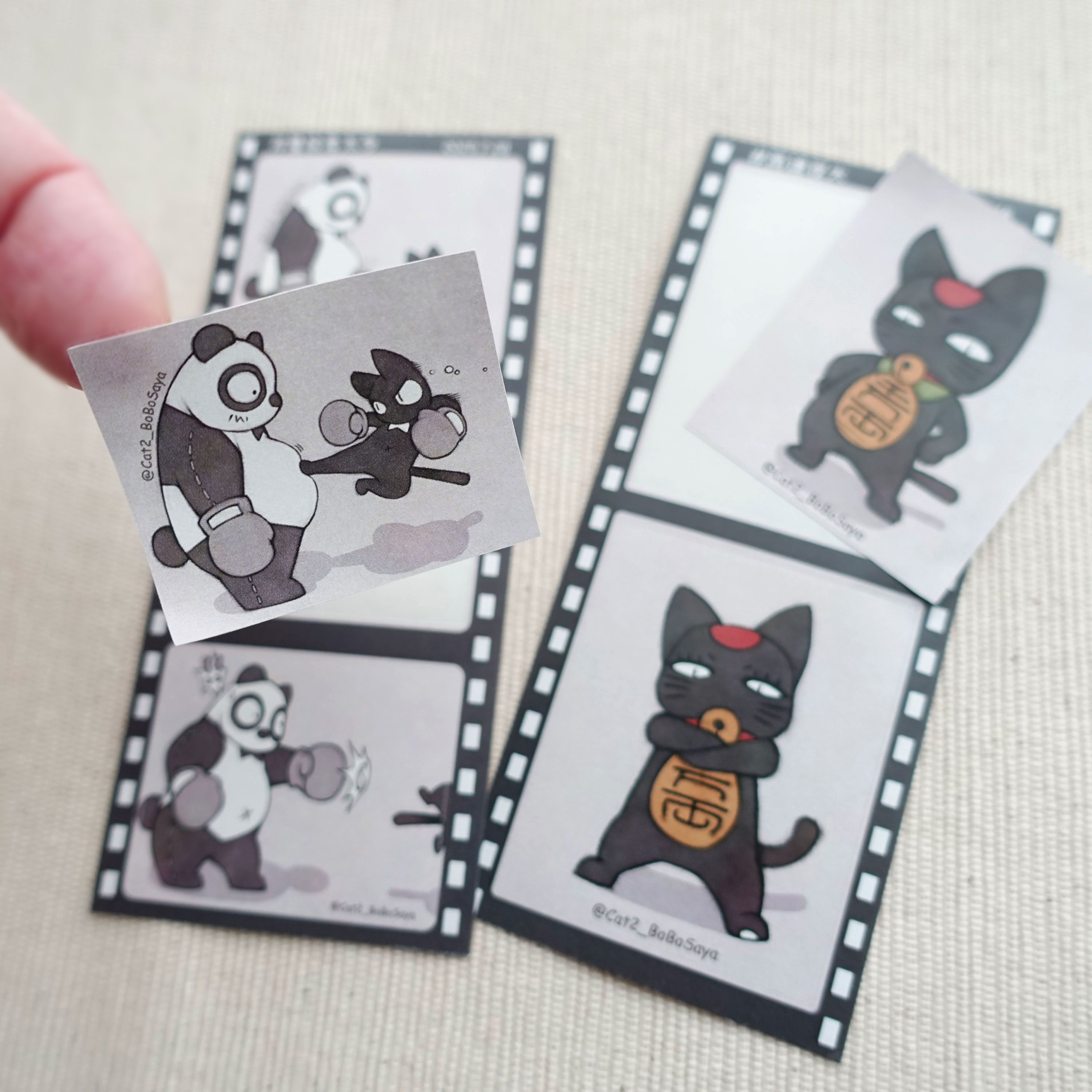 【白胖與夜喵 膠捲風 多格貼紙】by CaTwo貓2 | 插畫 | 原創角色 | 黑貓 | 熊貓 | 動物CP