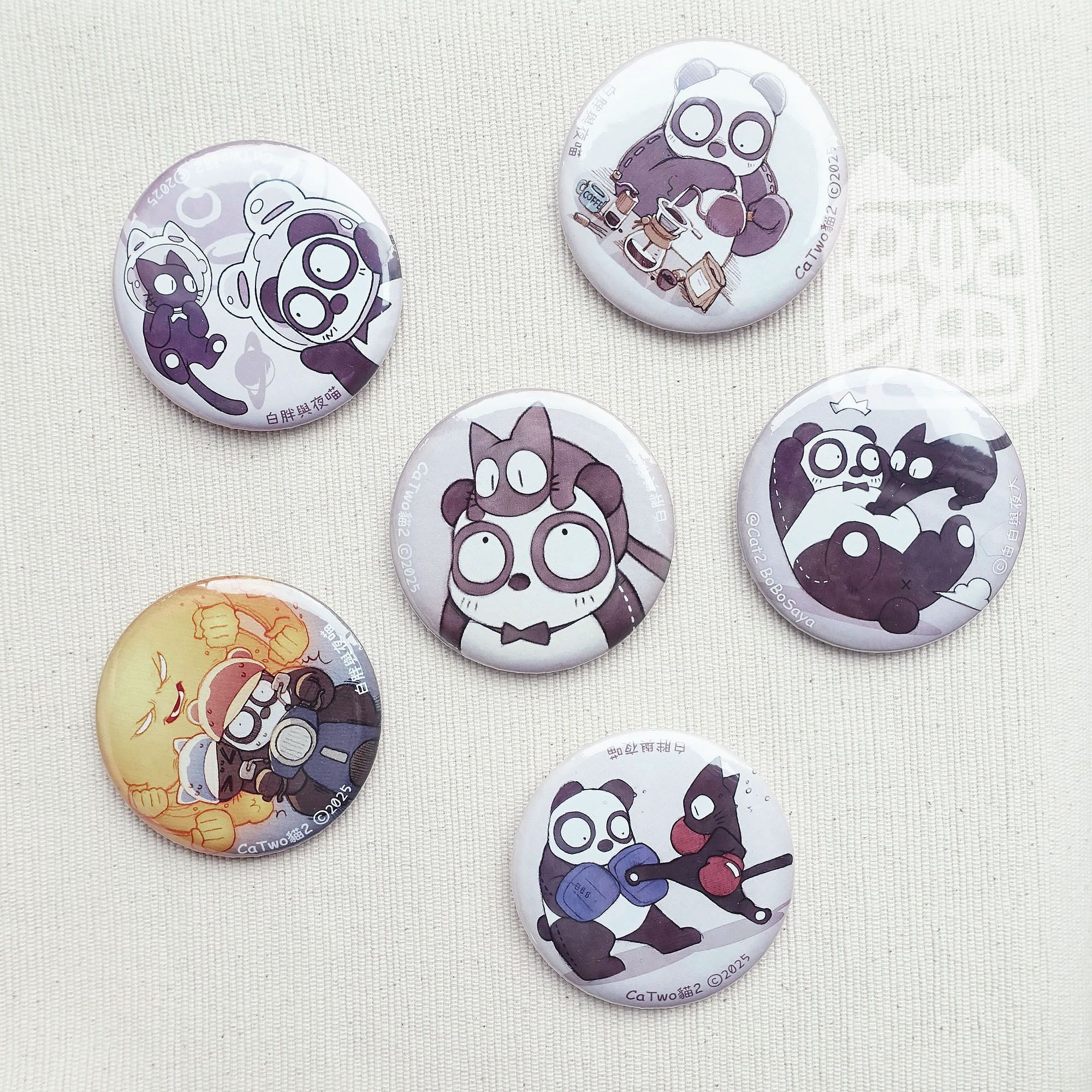 【白胖與夜喵 徽章/冰箱貼】可愛手繪日常 by 插畫家 CaTwo貓2 | 5.6 x 5.6 cm