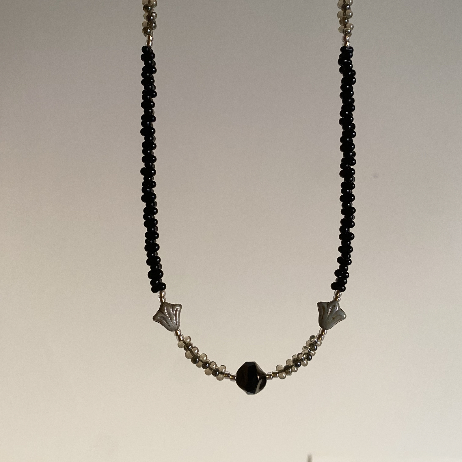 黑禮服的安娜，項鍊