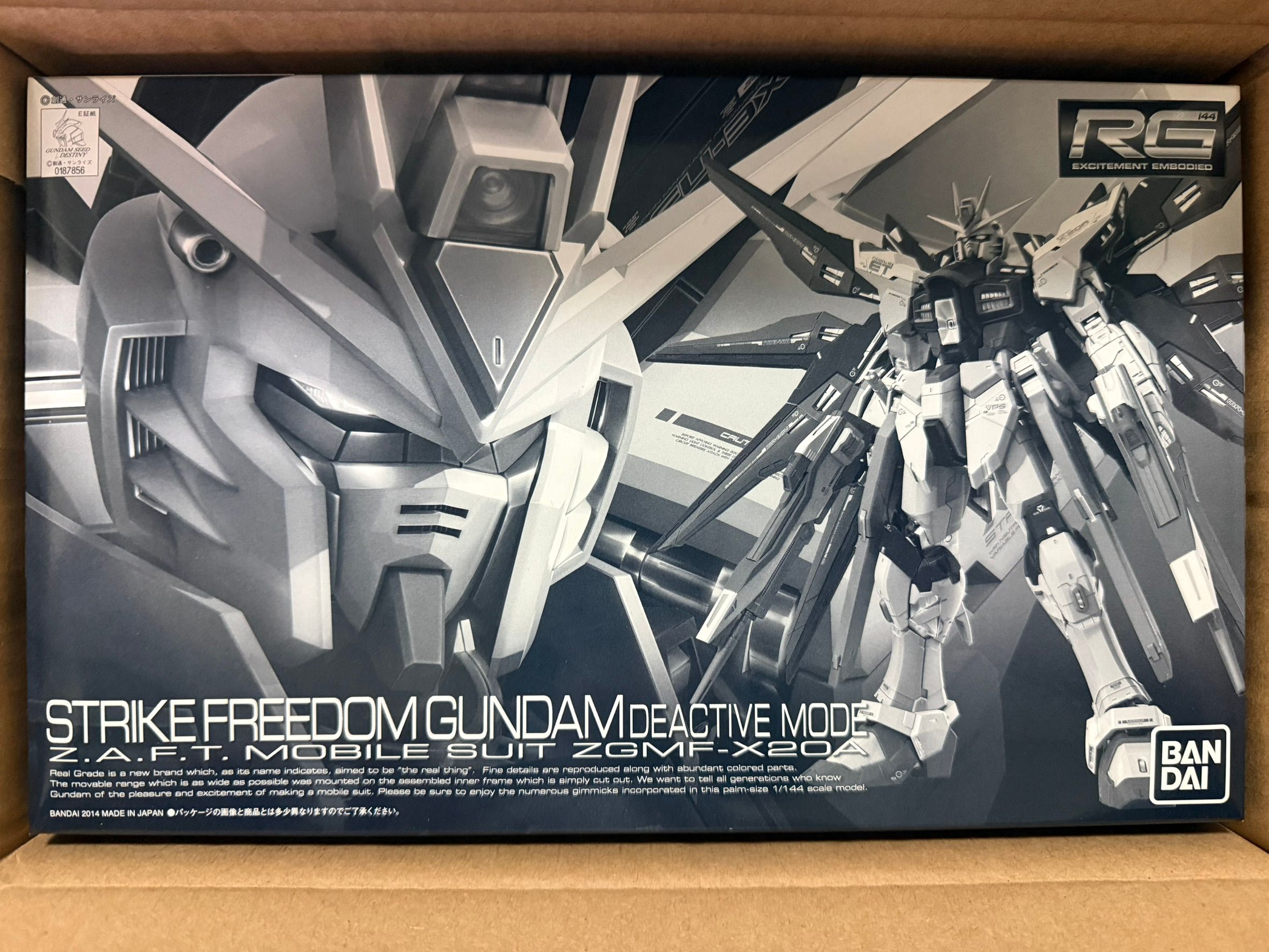 RG 1/144 攻擊自由鋼彈 未啟動模式