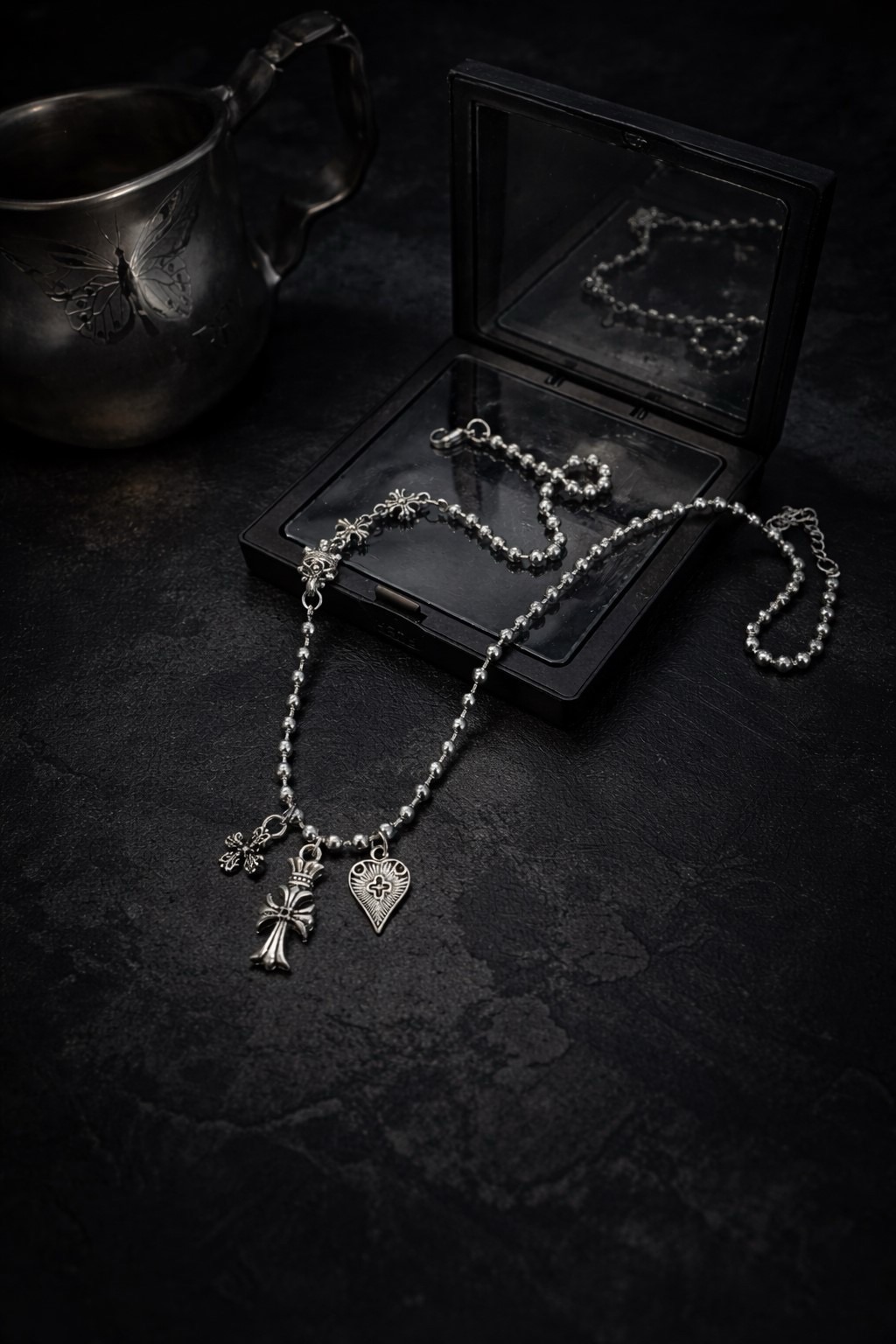 Multi-Charm Ball Chain Necklace（多墜飾圓珠項鍊）。