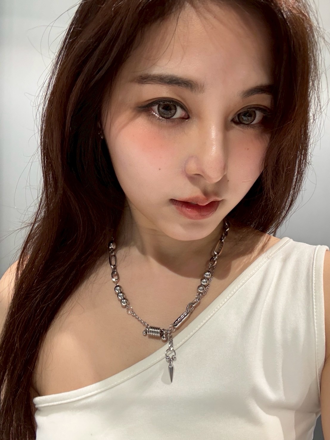 亞提斯金屬感拼接鏈條：小眾設計錐形吊墜頸鏈幾何拼接不規則項鍊：立體圓珠與彈簧螺旋設計（男女皆可配戴）
