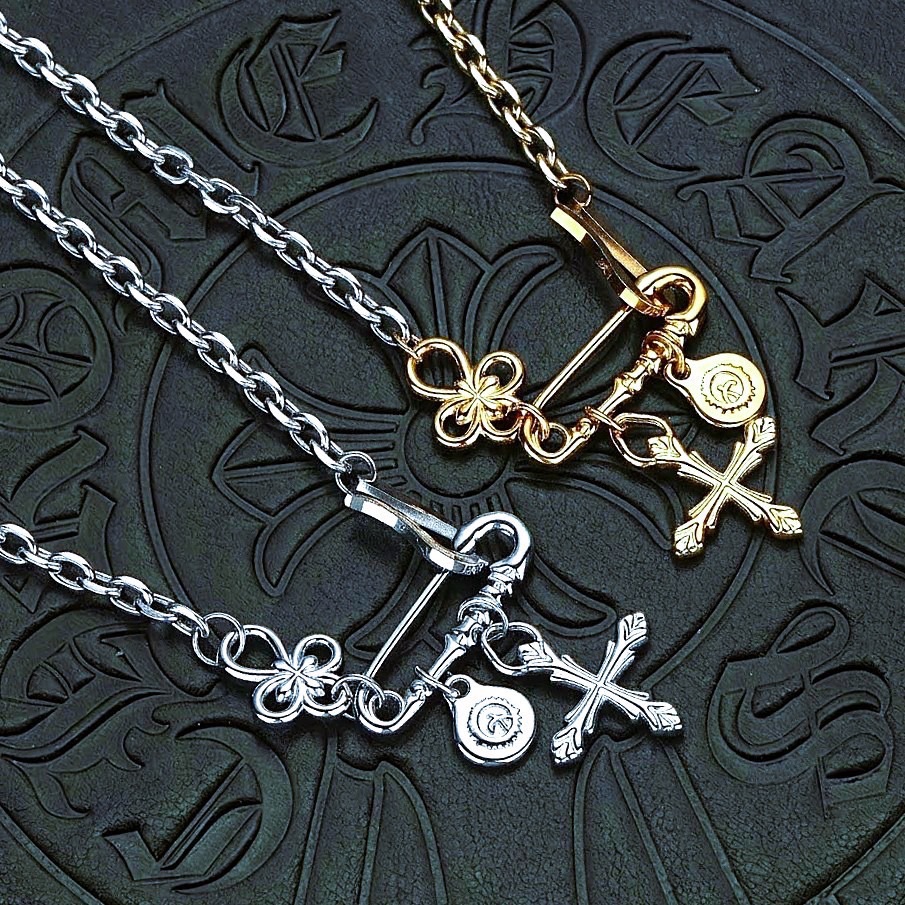 經典美學經典復刻 · 別針造型十字架吊墜項鍊 • 異材質拼接多墜別針