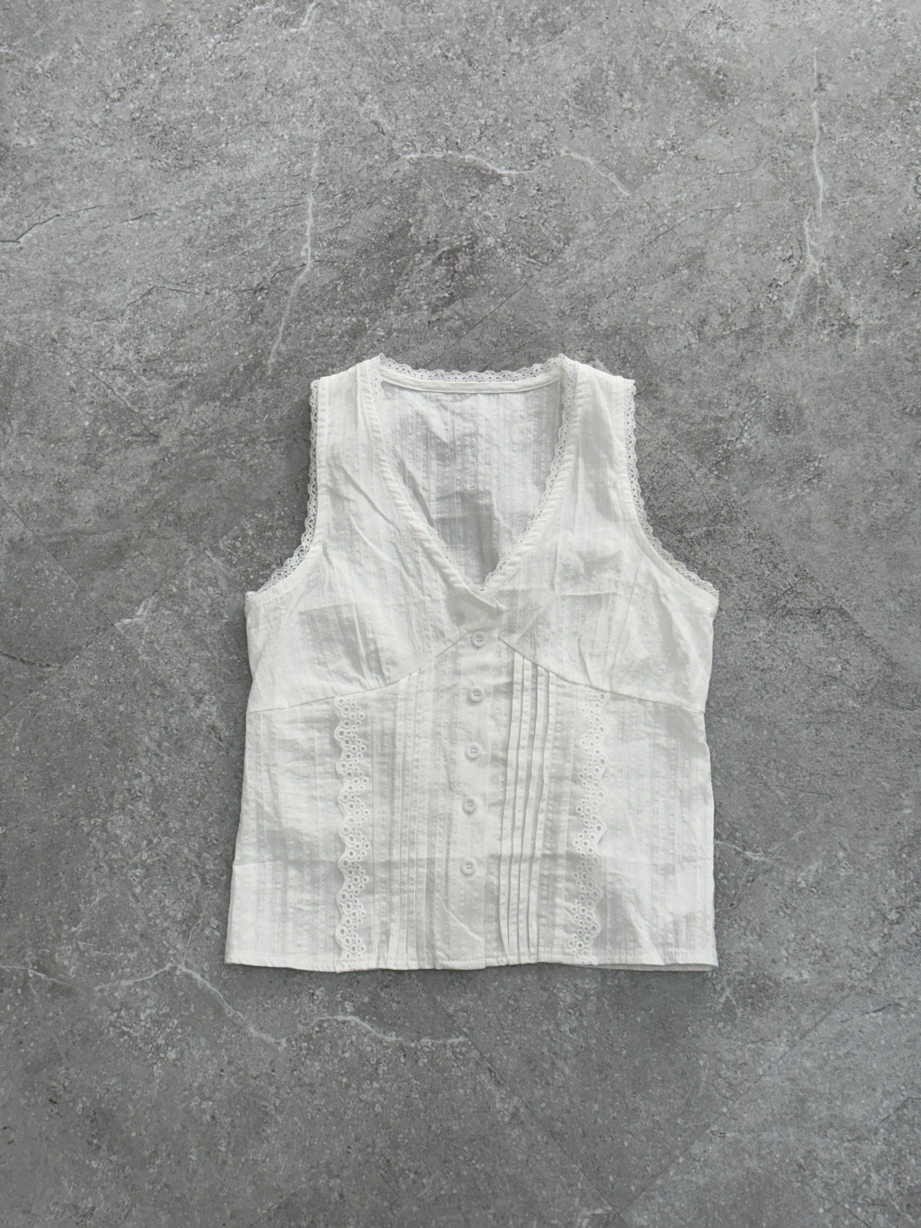 T03｜V領蕾絲後收腰 Top