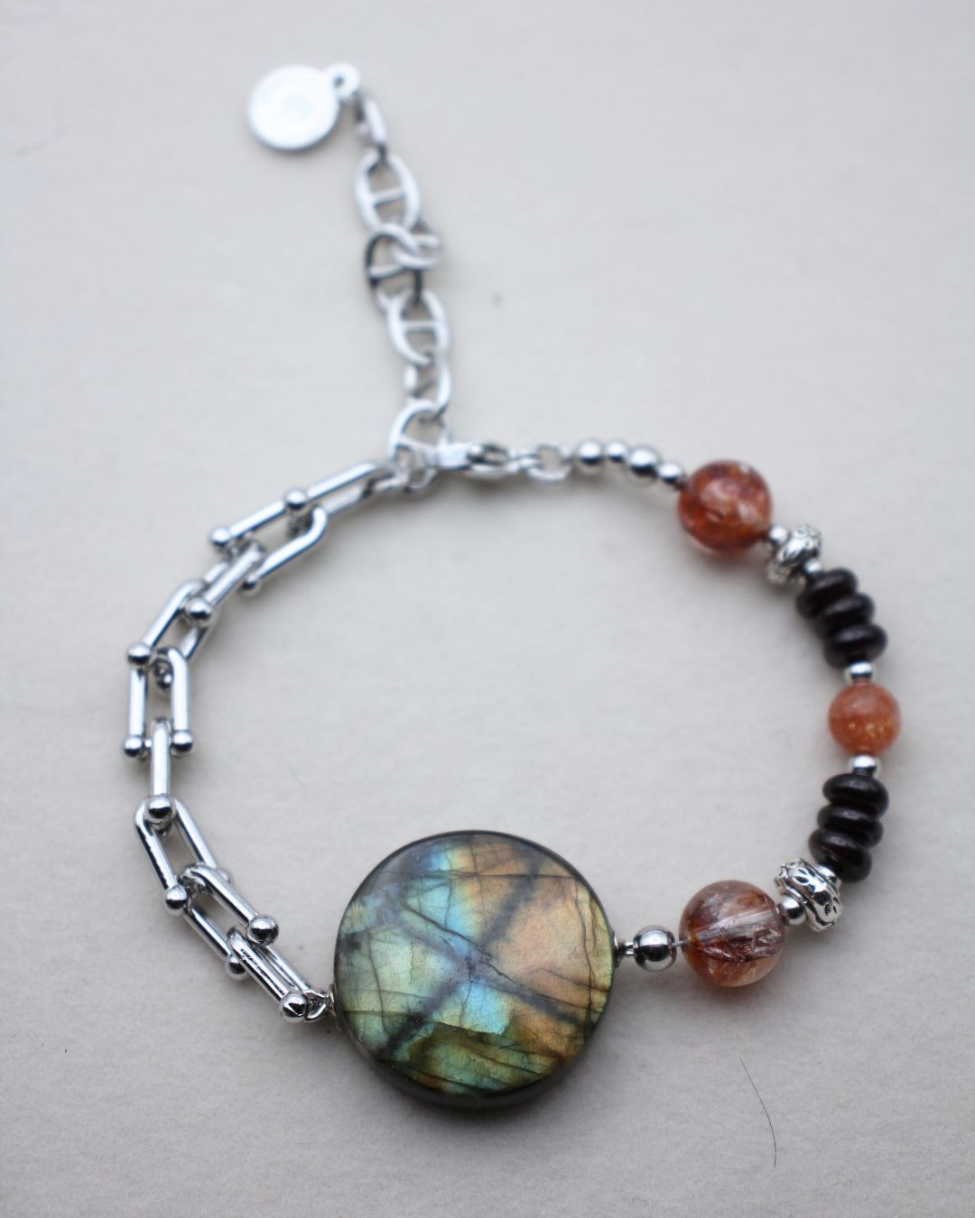 拉長石 III｜馬達加斯加拉長石 × 太陽石 × 石榴石｜天然水晶手鏈｜能量守護石｜設計款手鍊