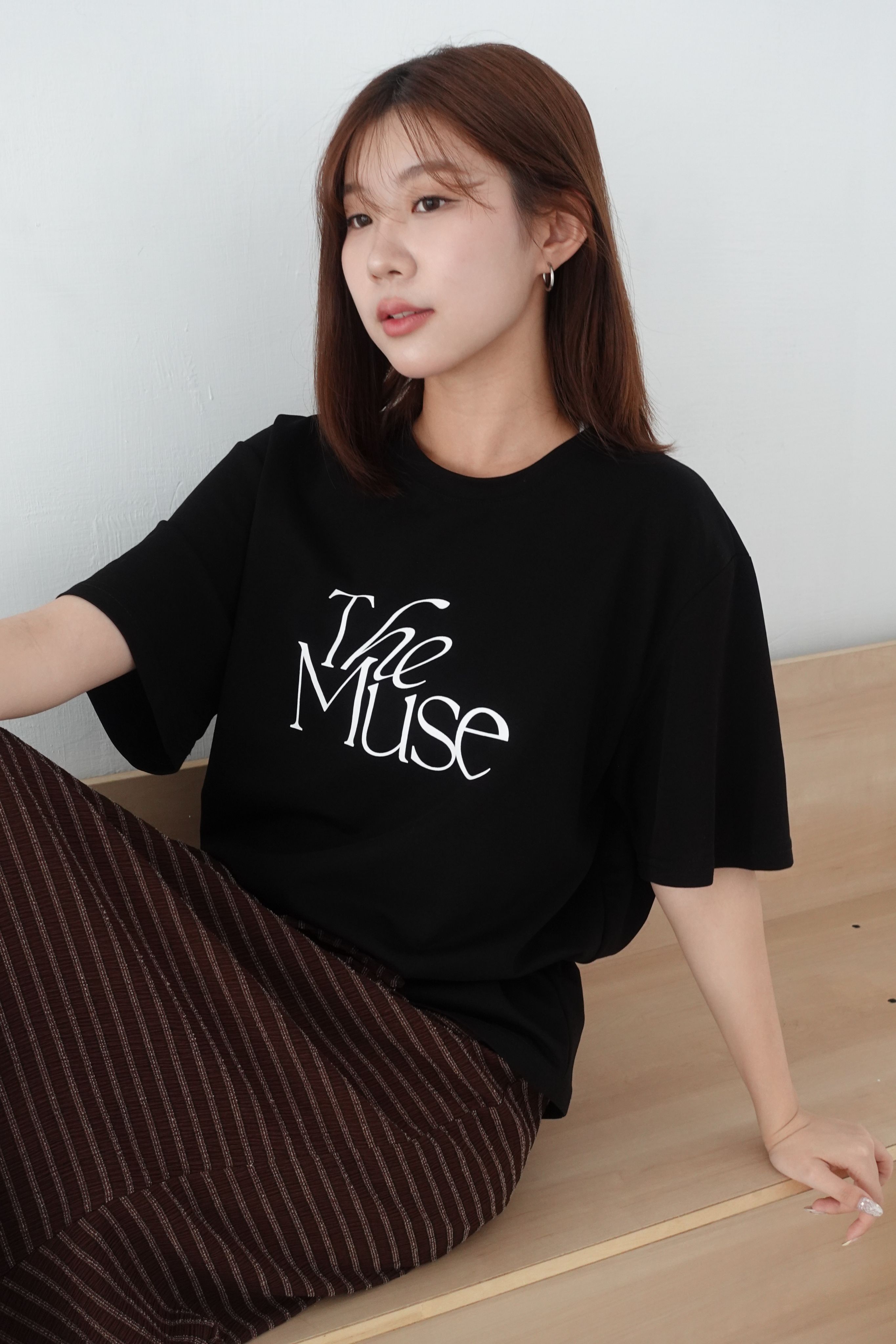 黑色白色現貨）超舒適棉彈力滑料感簡約字母tee-2色