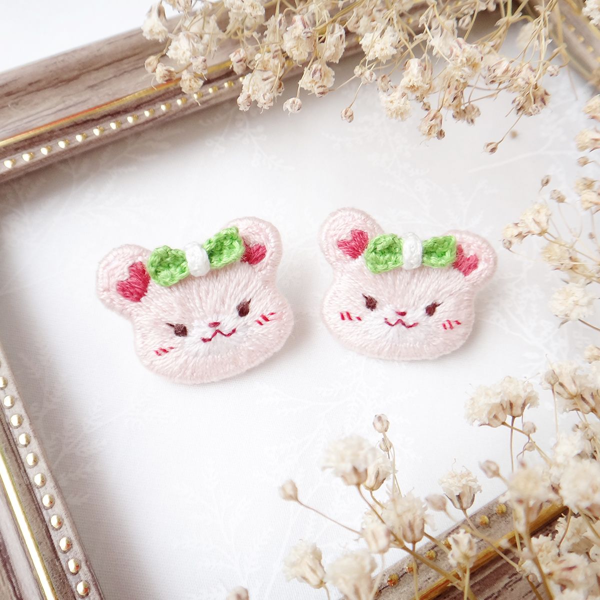 刺繡別針/4月生日熊-櫻花/安全別針