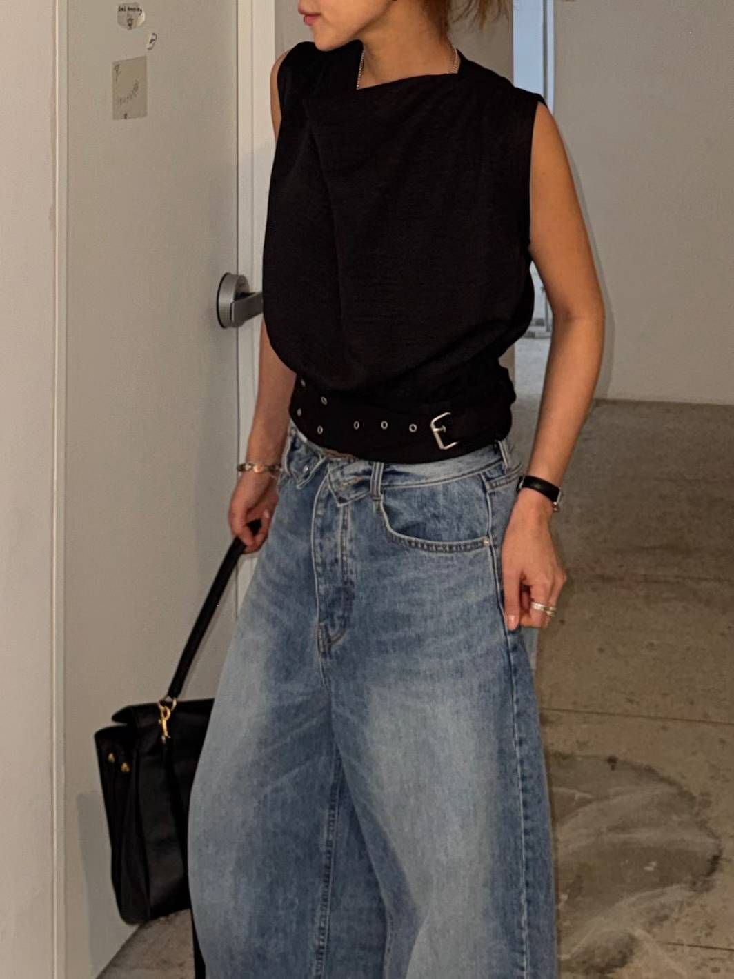 A17*金屬環釦垂領收腰背心（奶白／黑）