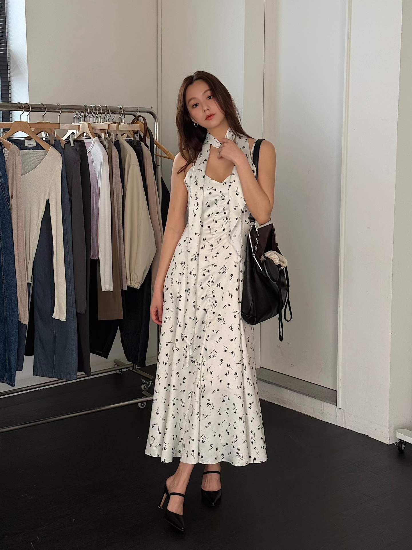 A19*碎花吊帶洋裝（附絲巾） 黑/白