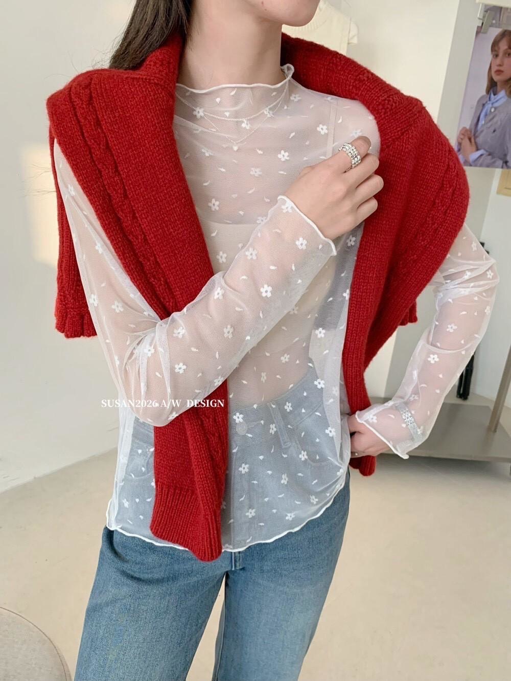 🛒小花蕾絲微領透膚上衣