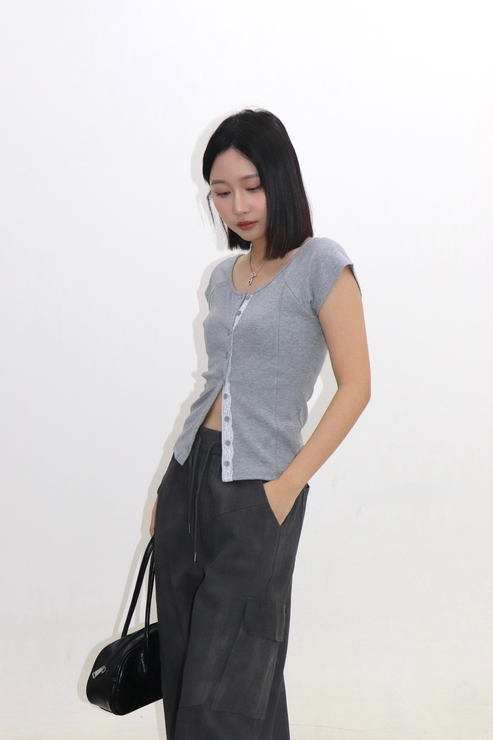 🛒多穿法蕾絲拼接排釦修身上衣