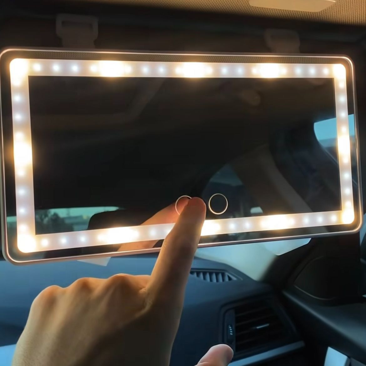 【TAI AUTO】車用化妝鏡｜Type-C充電｜LED柔光 A03