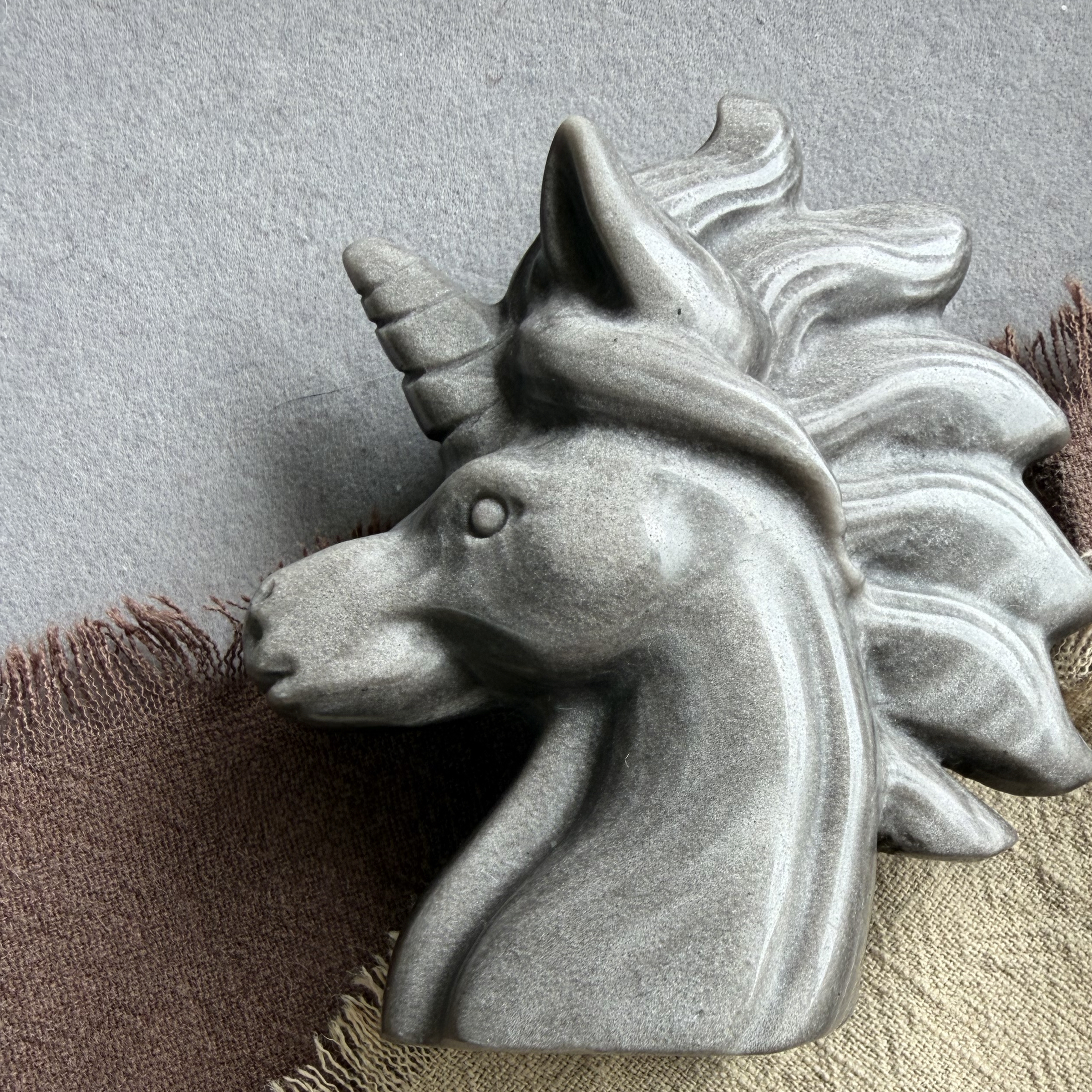 【銀曜守護】10cm大尺寸銀曜石獨角獸｜強力避邪吸負能量｜招財銀沙極光