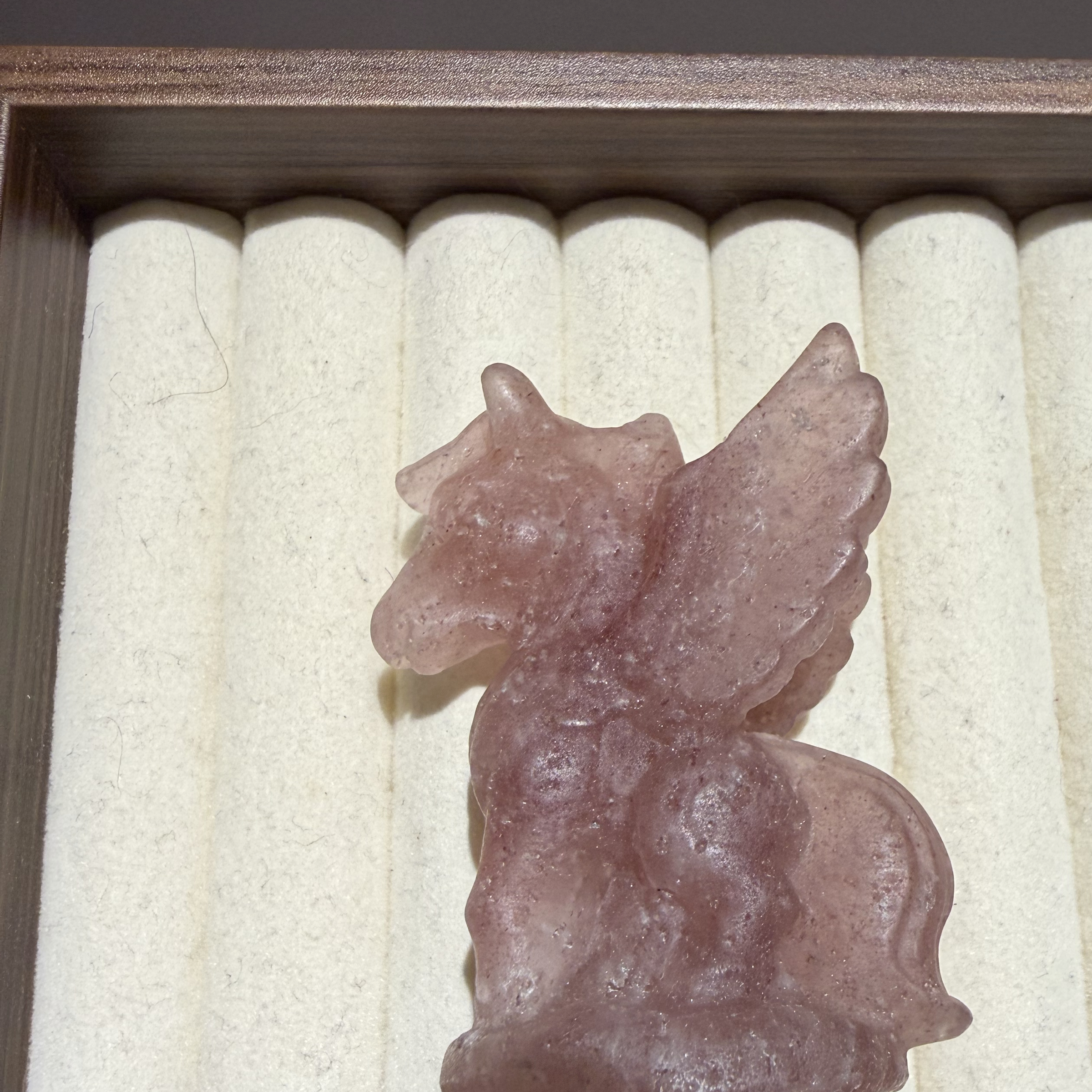 草莓晶獨角獸雕刻件+瑪瑙晶柱+藍兔毛手串