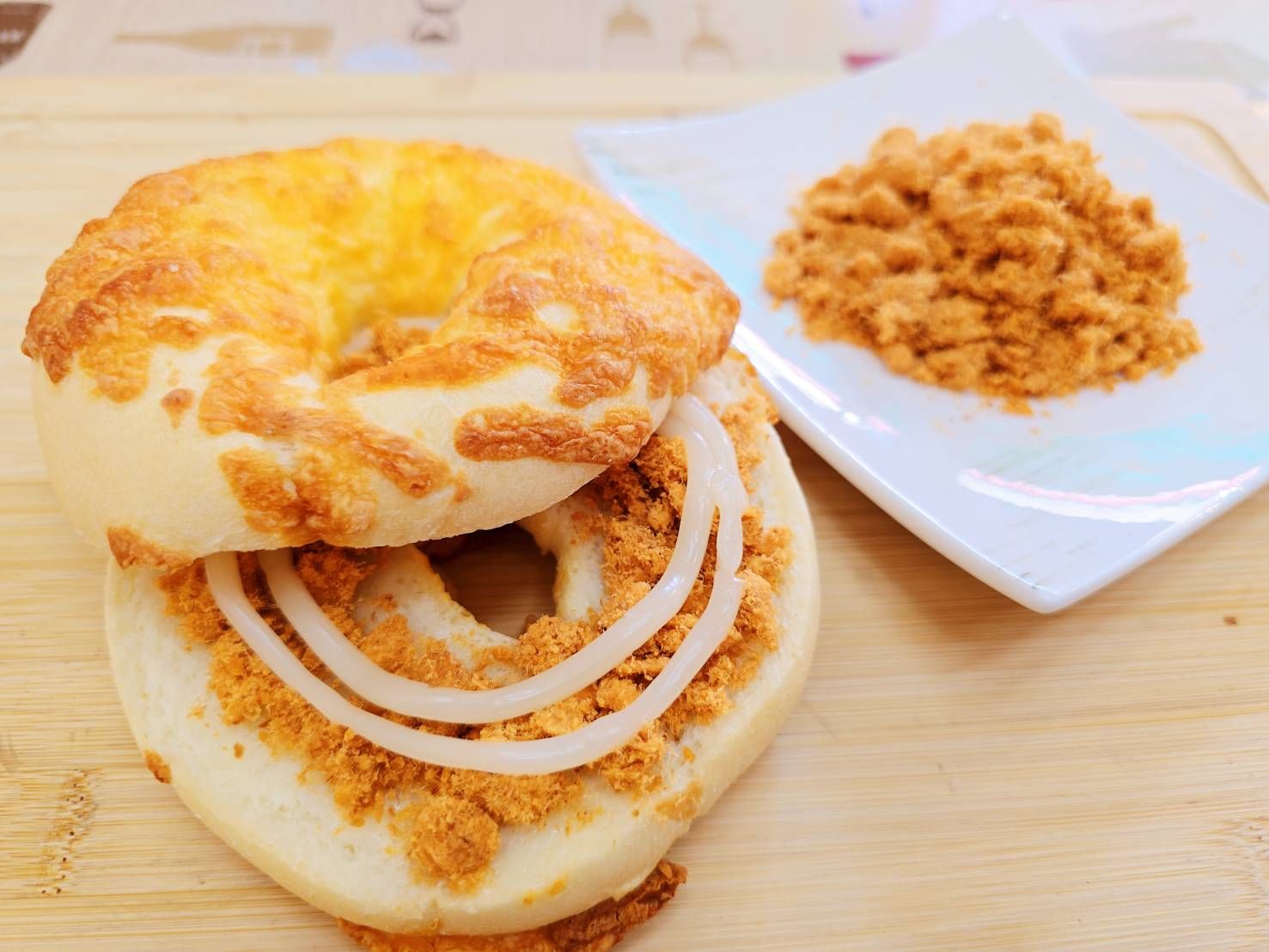 肉鬆沙拉脆皮起司貝果