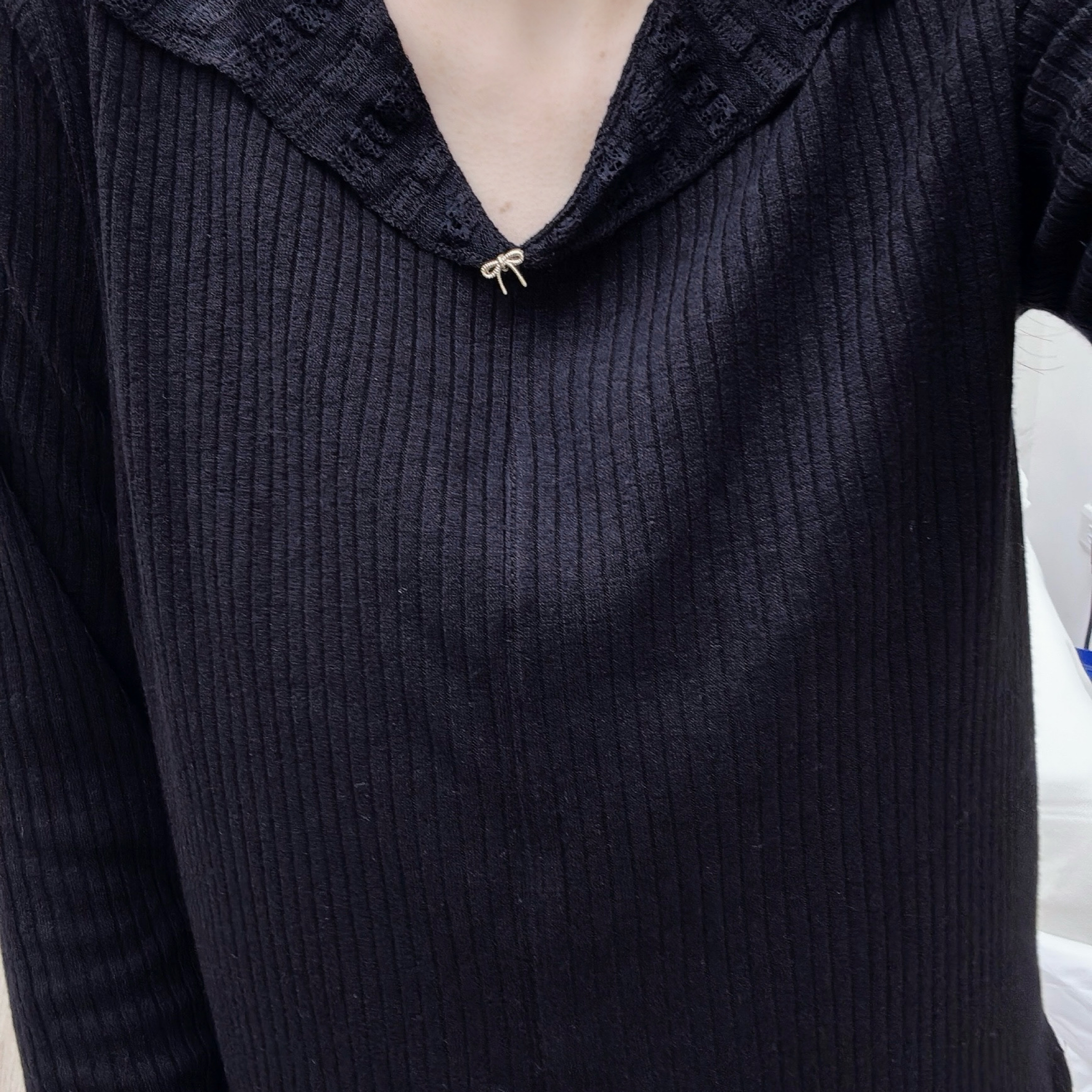 ohni13-蕾絲翻領蝴蝶結胸針羅紋長袖上衣（白／黑色）