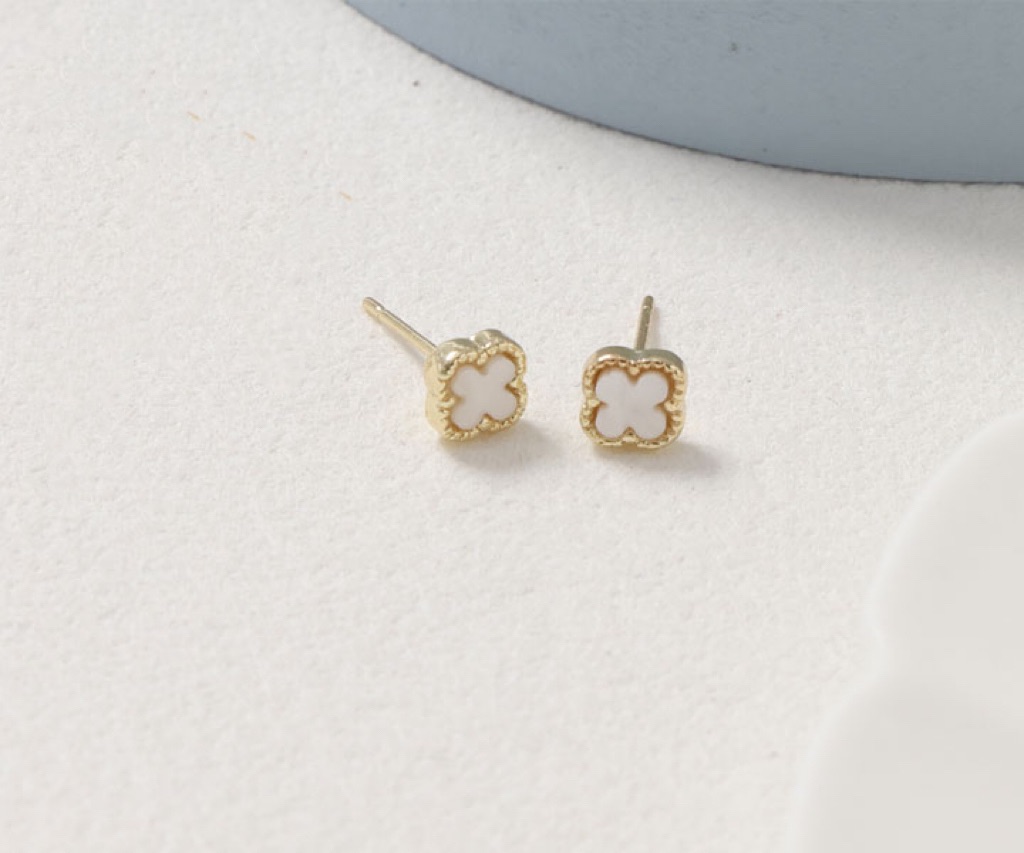 正韓🇰🇷貝殼光幸運草/小花耳環