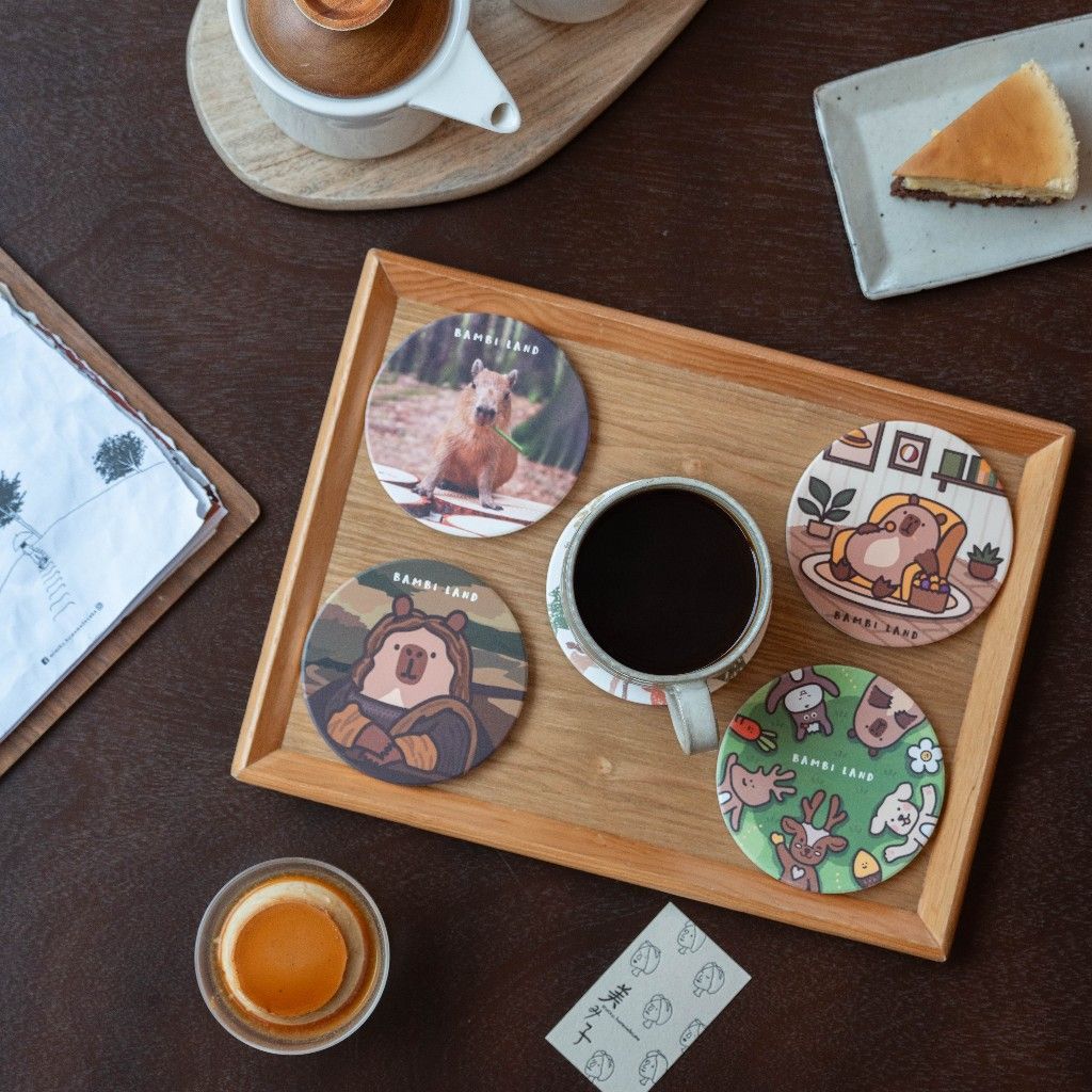 豚貨上鹿・斑比山丘 │ 陶瓷杯墊〔咖啡杯墊/杯子杯墊/鶯歌陶瓷/防滑底座/文創商品/水豚君/capybara/卡比巴拉〕