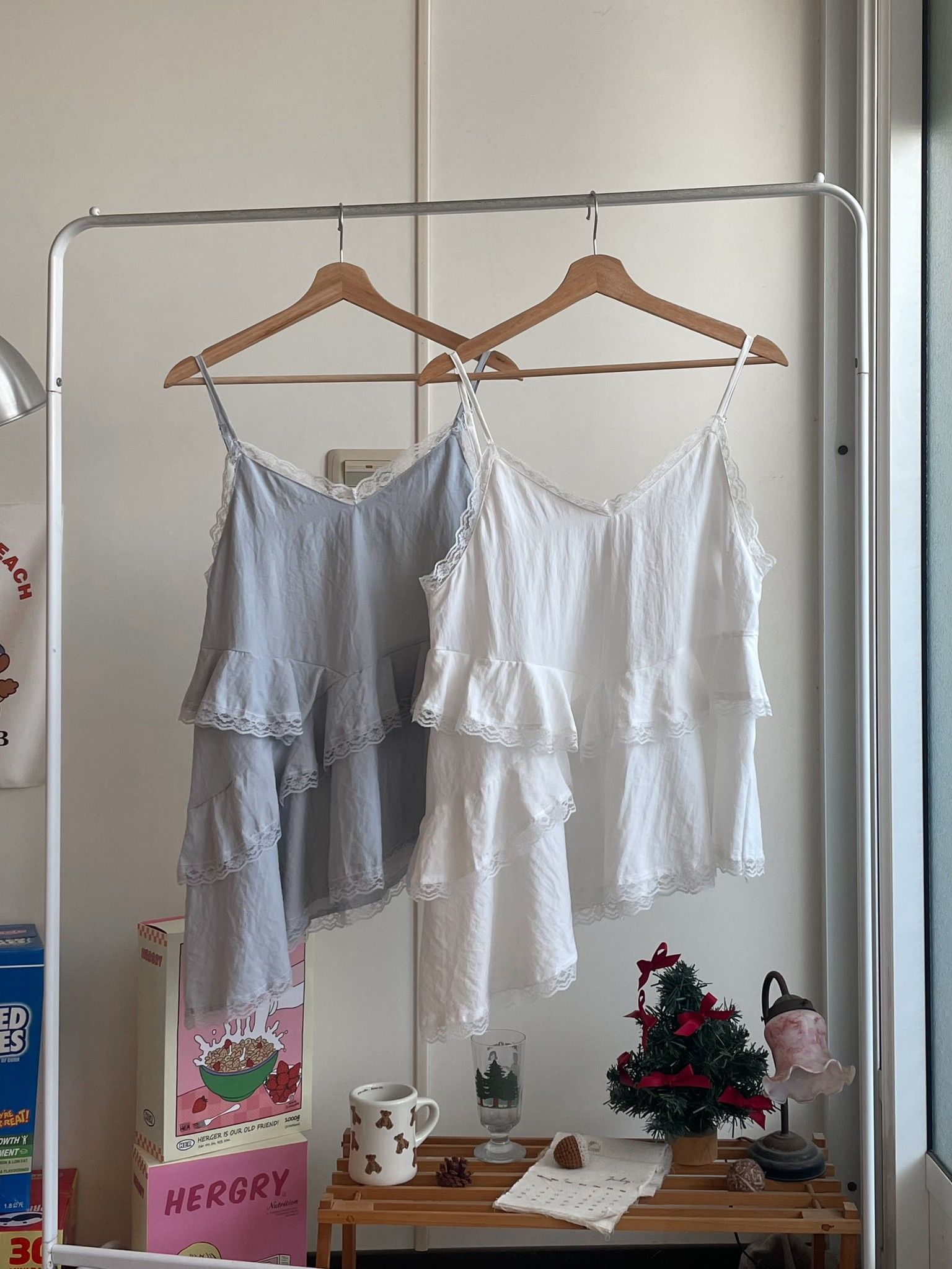 Pangkupangku 浪漫荷葉不規則細肩帶上衣