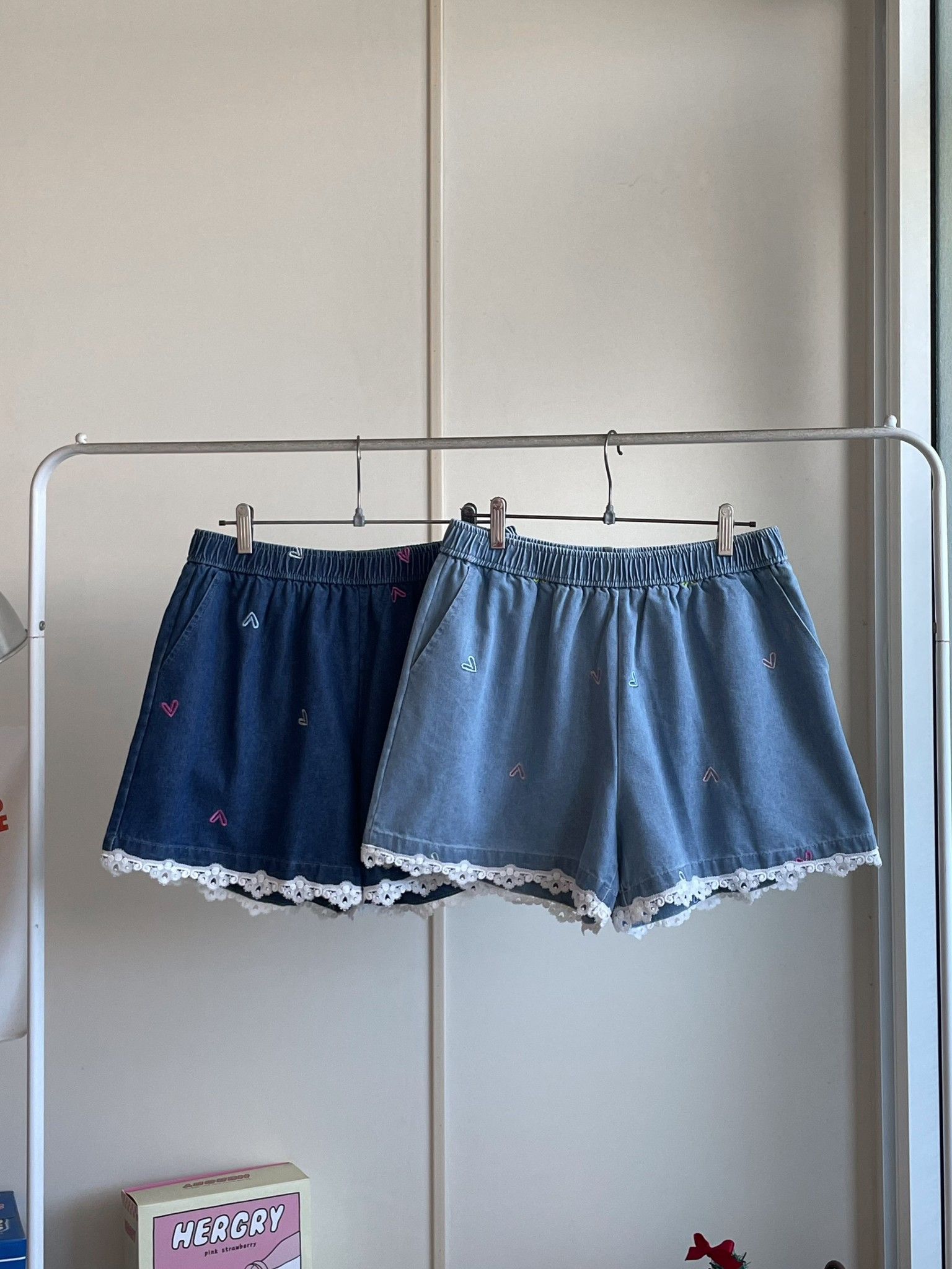 Pangkupangku 愛心刺繡單寧牛仔短褲