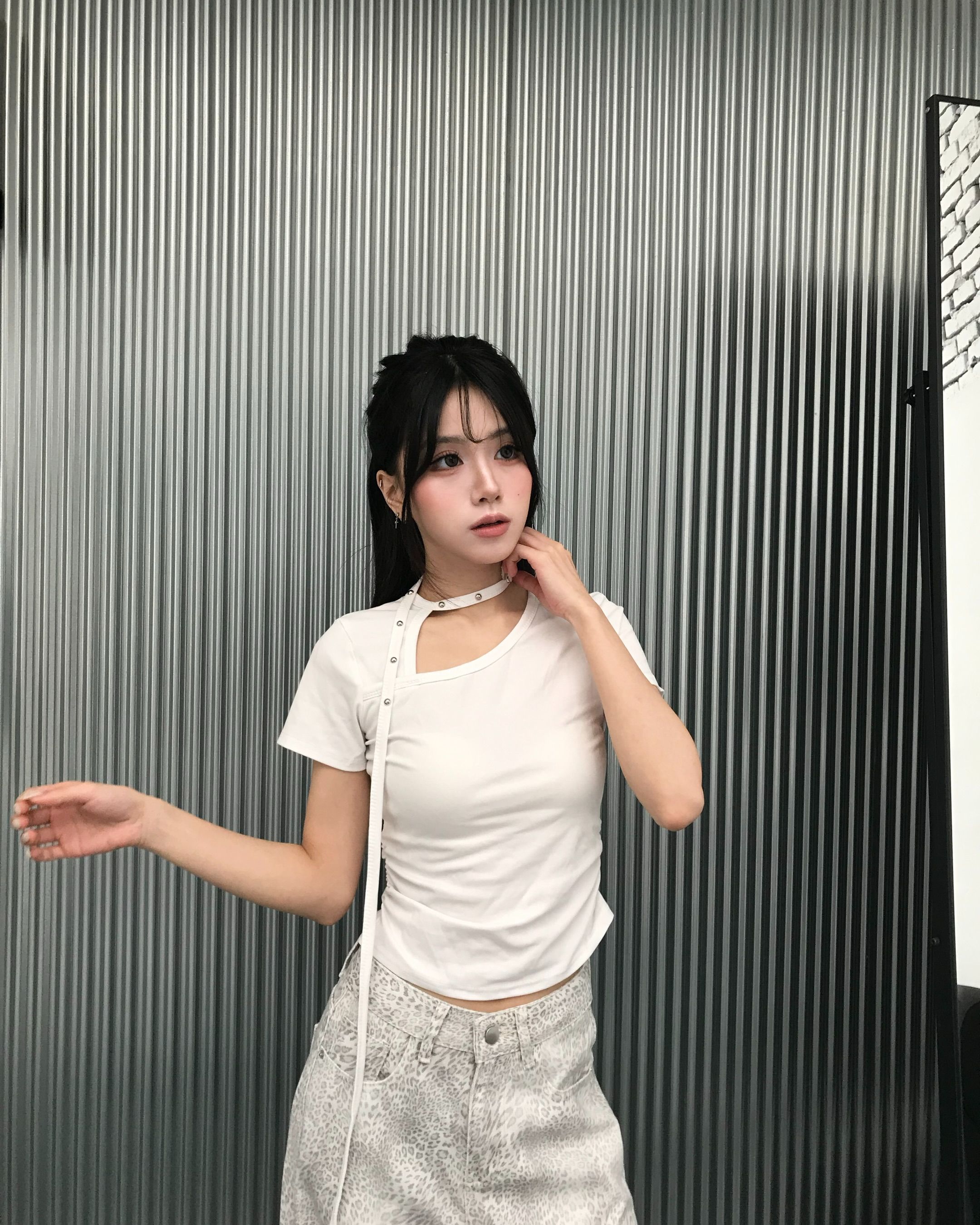 𝑷𝒐𝒏𝒚𝒐 剪裁領口圓卯釘繞脖側抓皺上衣