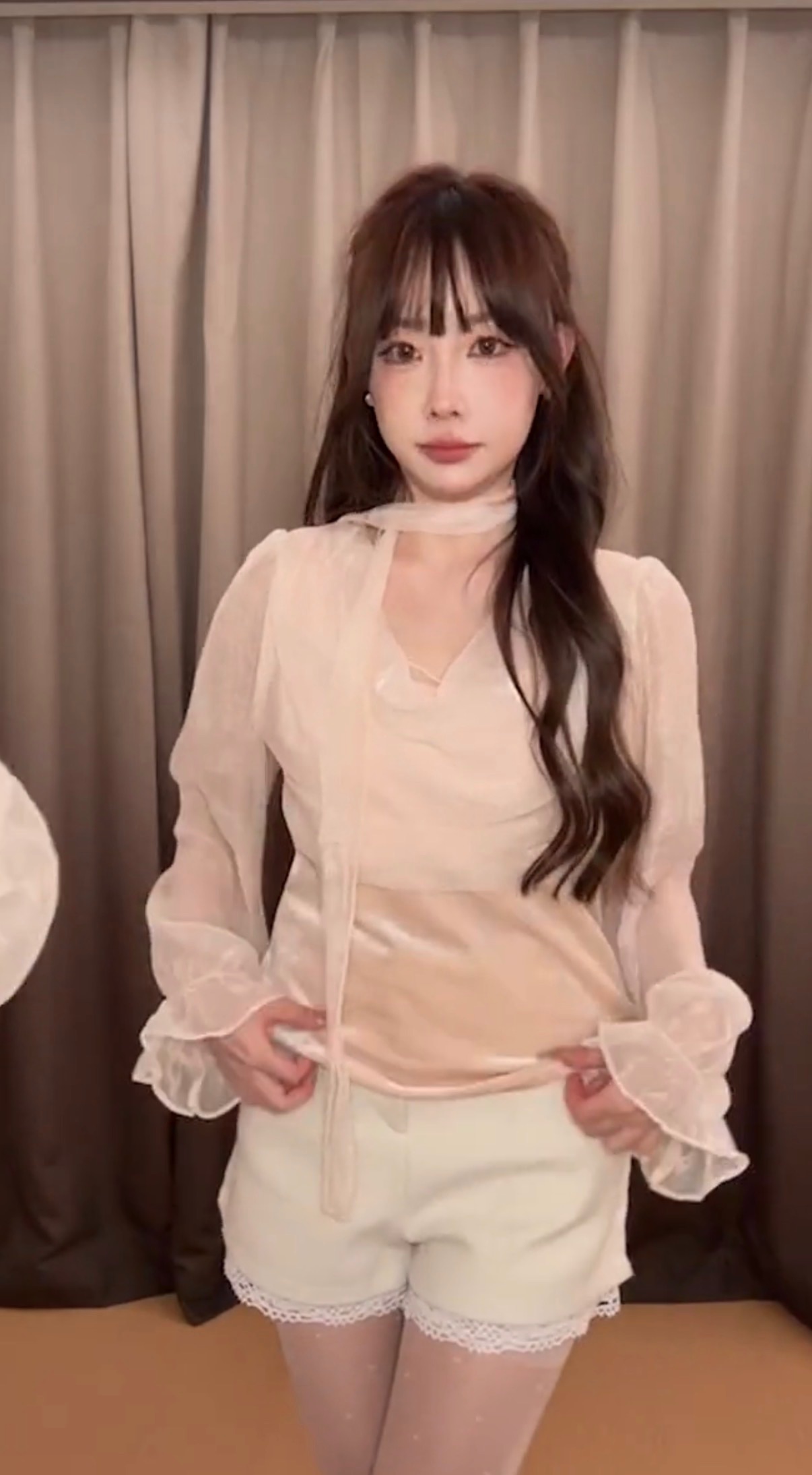 anniyo studio 廣州連線 絨面光澤盪領上衣（附飄帶）