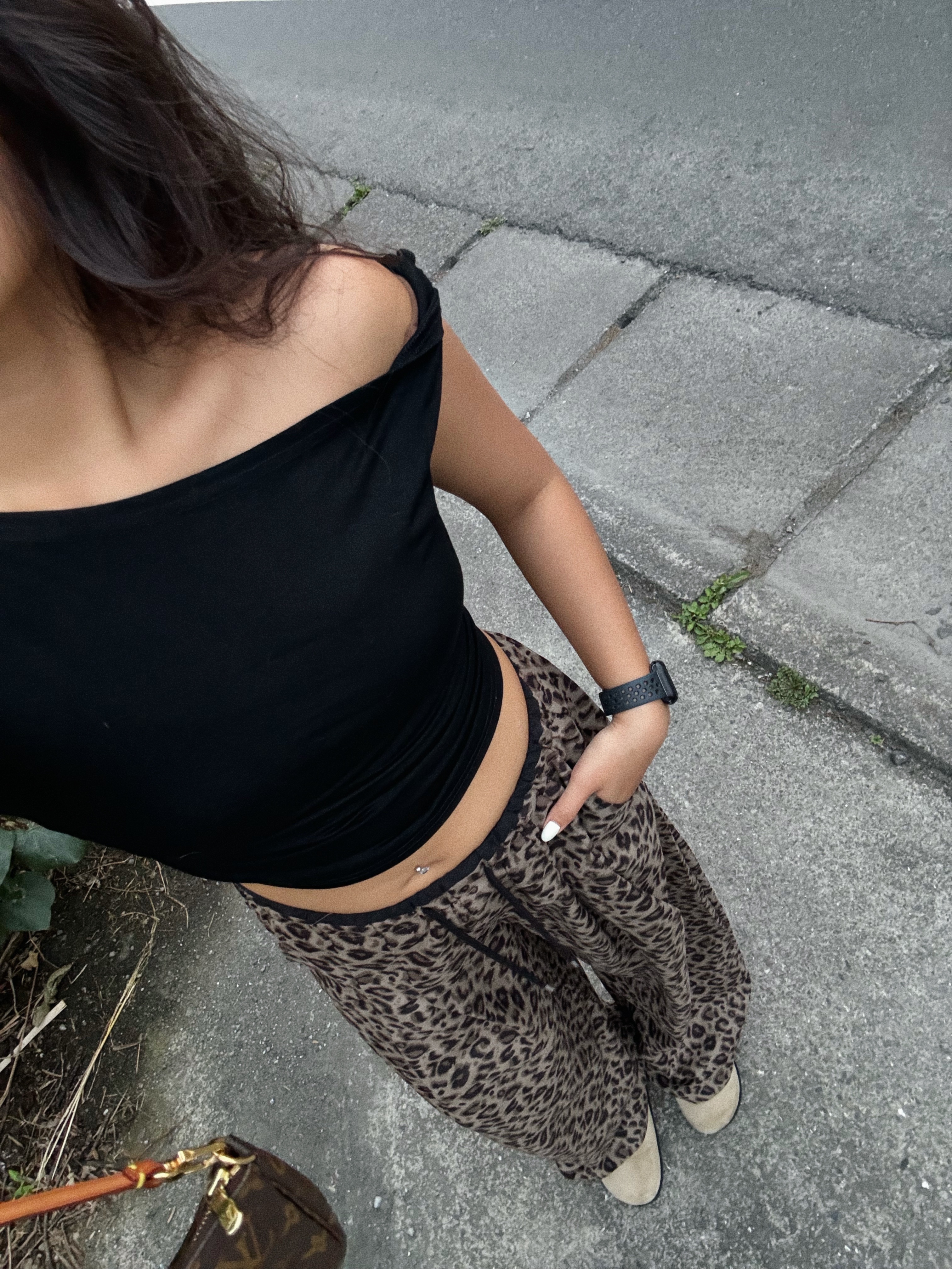 歐美斜領扭結皺褶短版上衣 彈力棉 修身版型 性感斜領