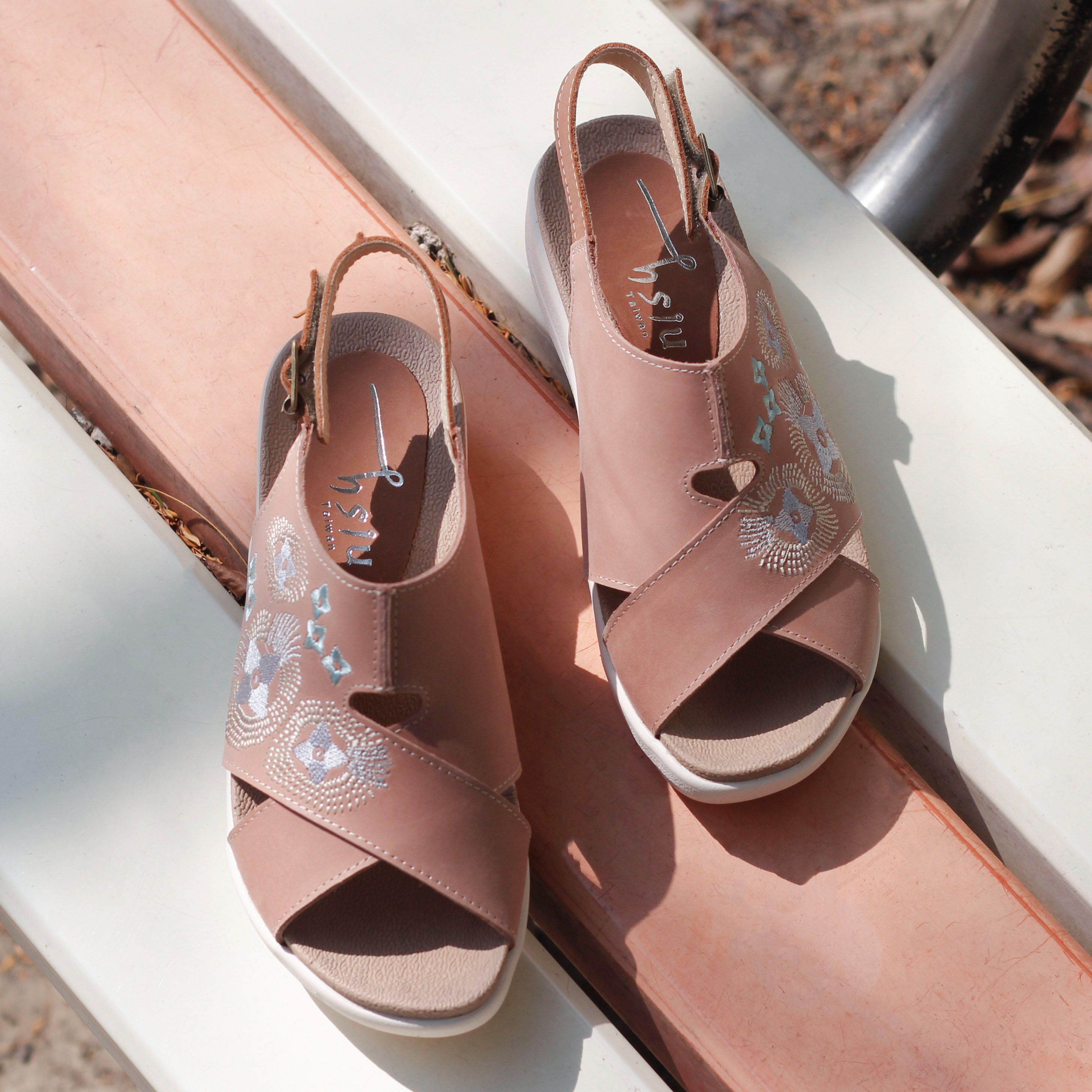 真皮刺繡簍空交叉涼鞋｜夏日小調（霧粉）