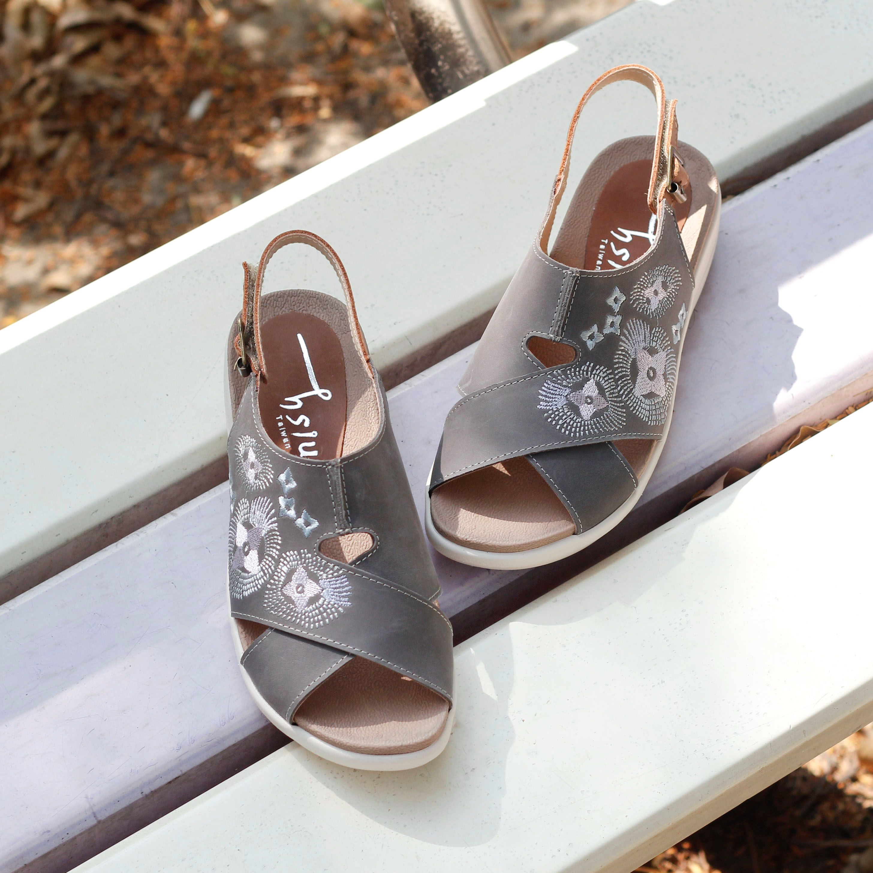 真皮刺繡簍空交叉涼鞋｜夏日小調（霧灰）