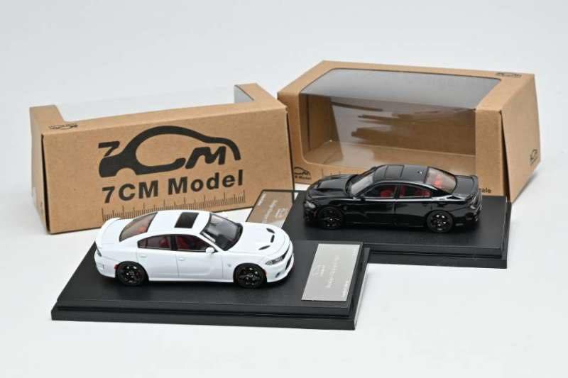 7CM Model 1/64  2023 Dodge Charger SRT Hellcat 暗夜黑  激掣白