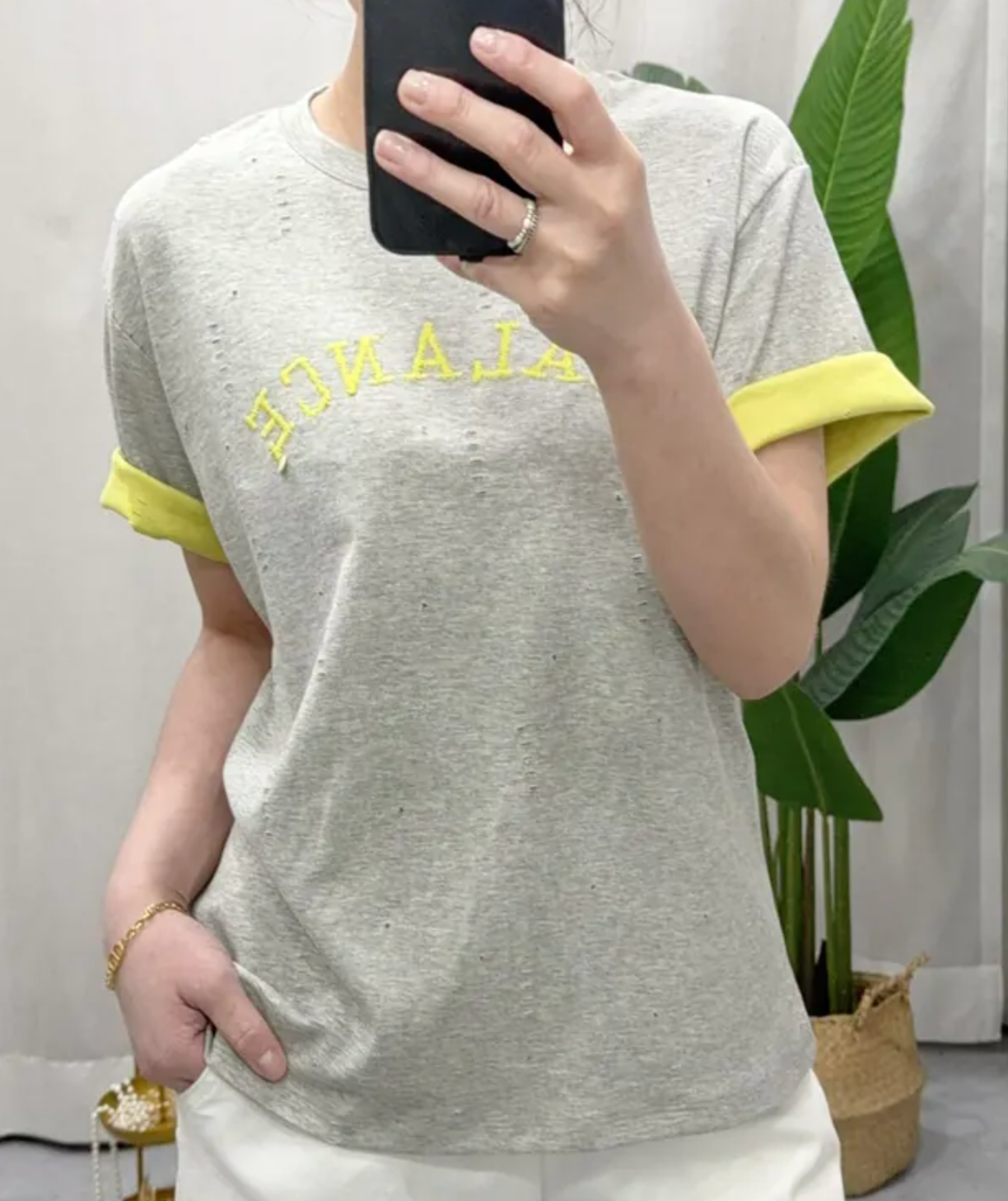 內拚黃色胸前英字刺繡質感圓領花灰棉Ｔ恤短袖上衣