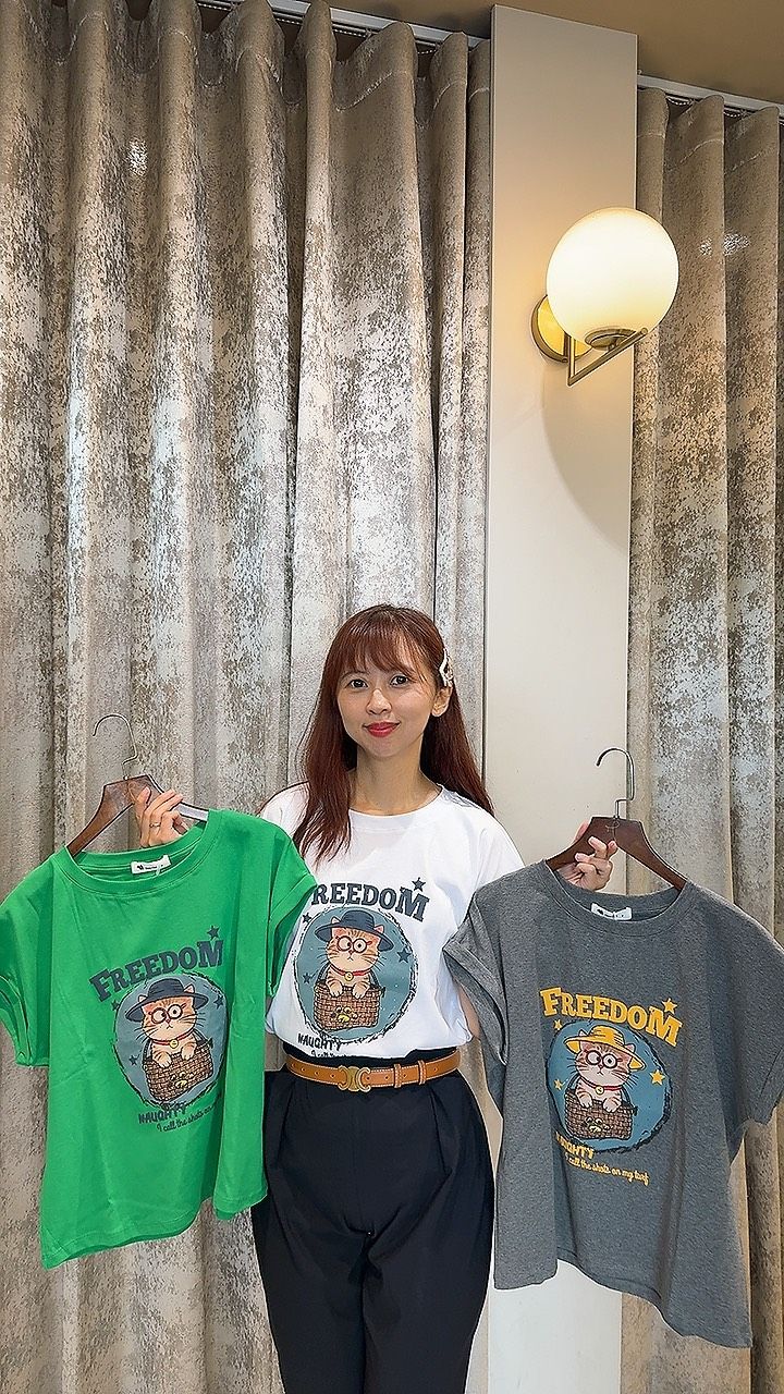 戴帽貓咪坐籃子印花後領口小印花飛鼠袖口反折中短版圓領棉Ｔ恤短袖上衣