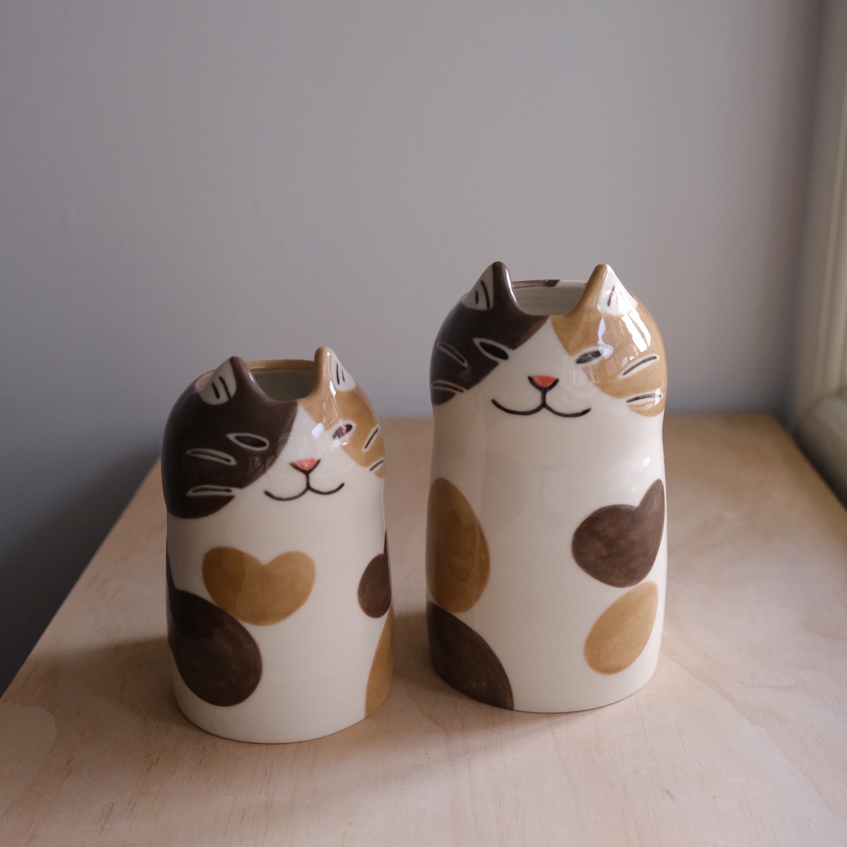 Yycat 奶茶三花貓花器1左、2右