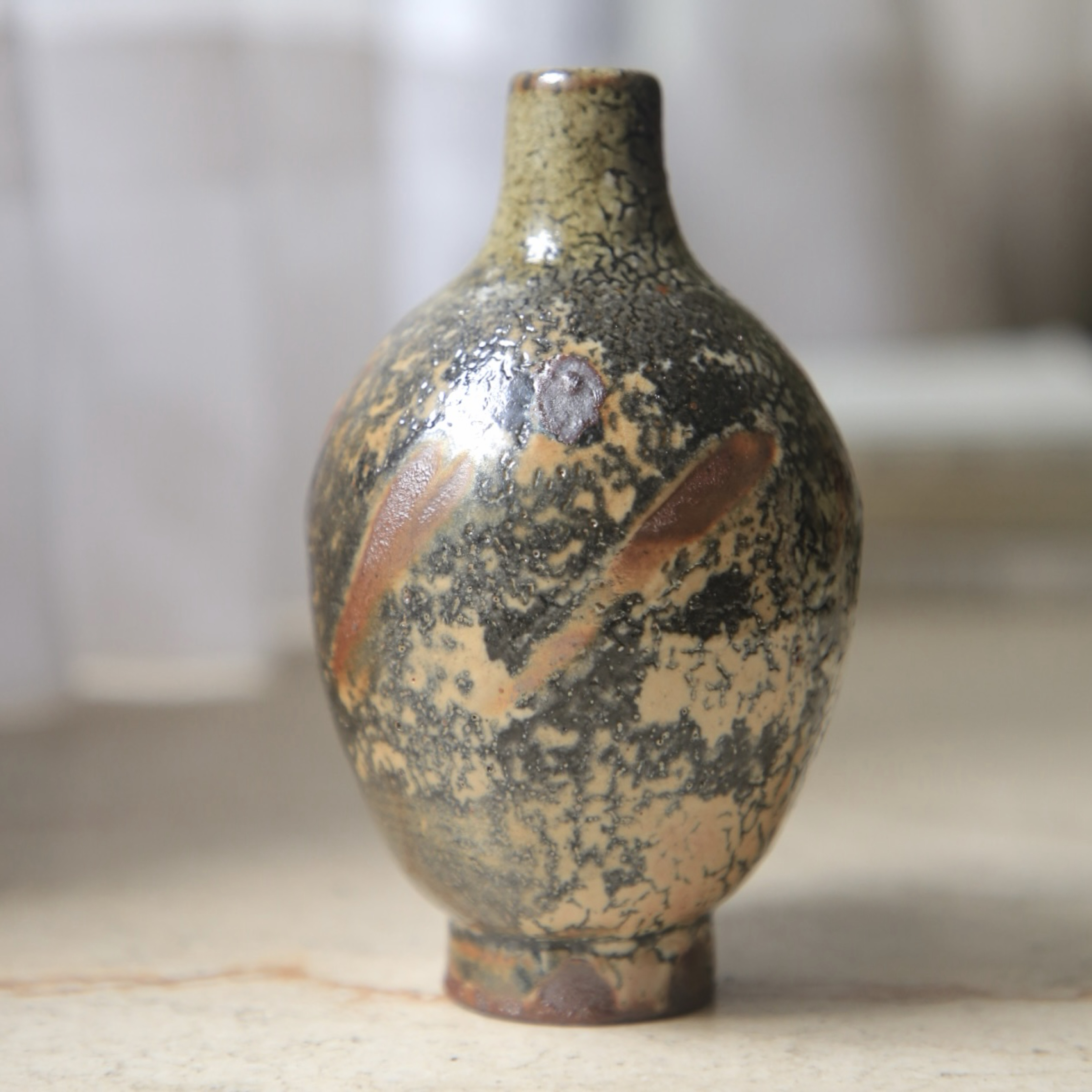 【 墨蛇志野 ． 梅瓶 Black Snake Shino Vase 】 ──UTAKA Ceramics 獨一典藏單品