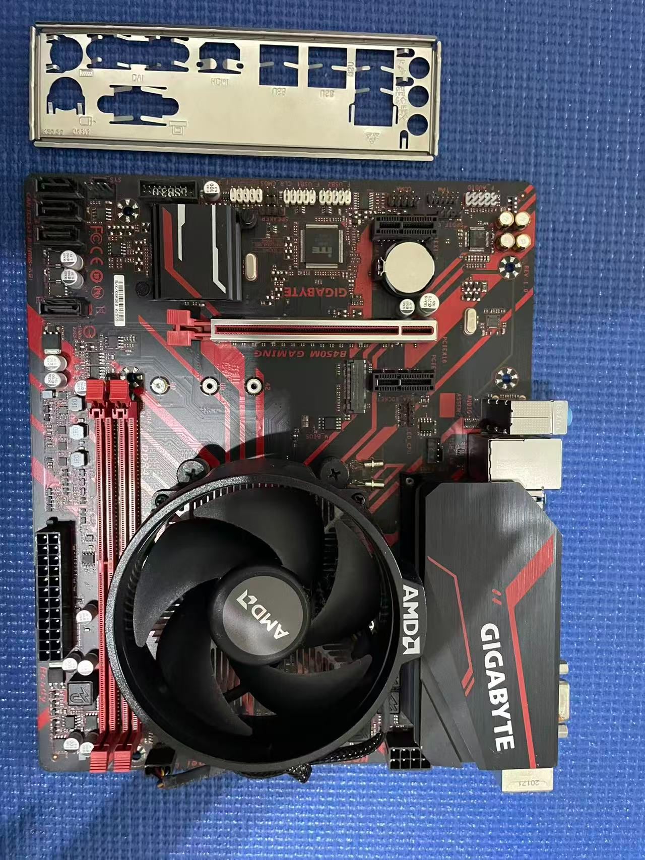 技嘉 B450 Gaming 主機板 + 3200G CPU