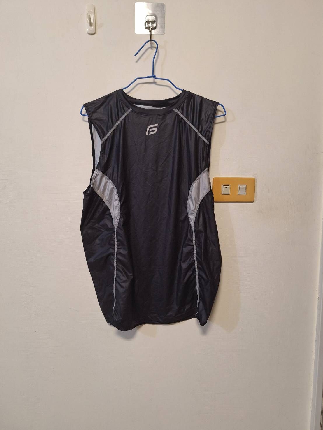 日本男性內著/服飾品牌 GX3 旗下「光澤運動 （GLOSS SPORTS）」系列的寬肩合身背心 （坦克上衣）