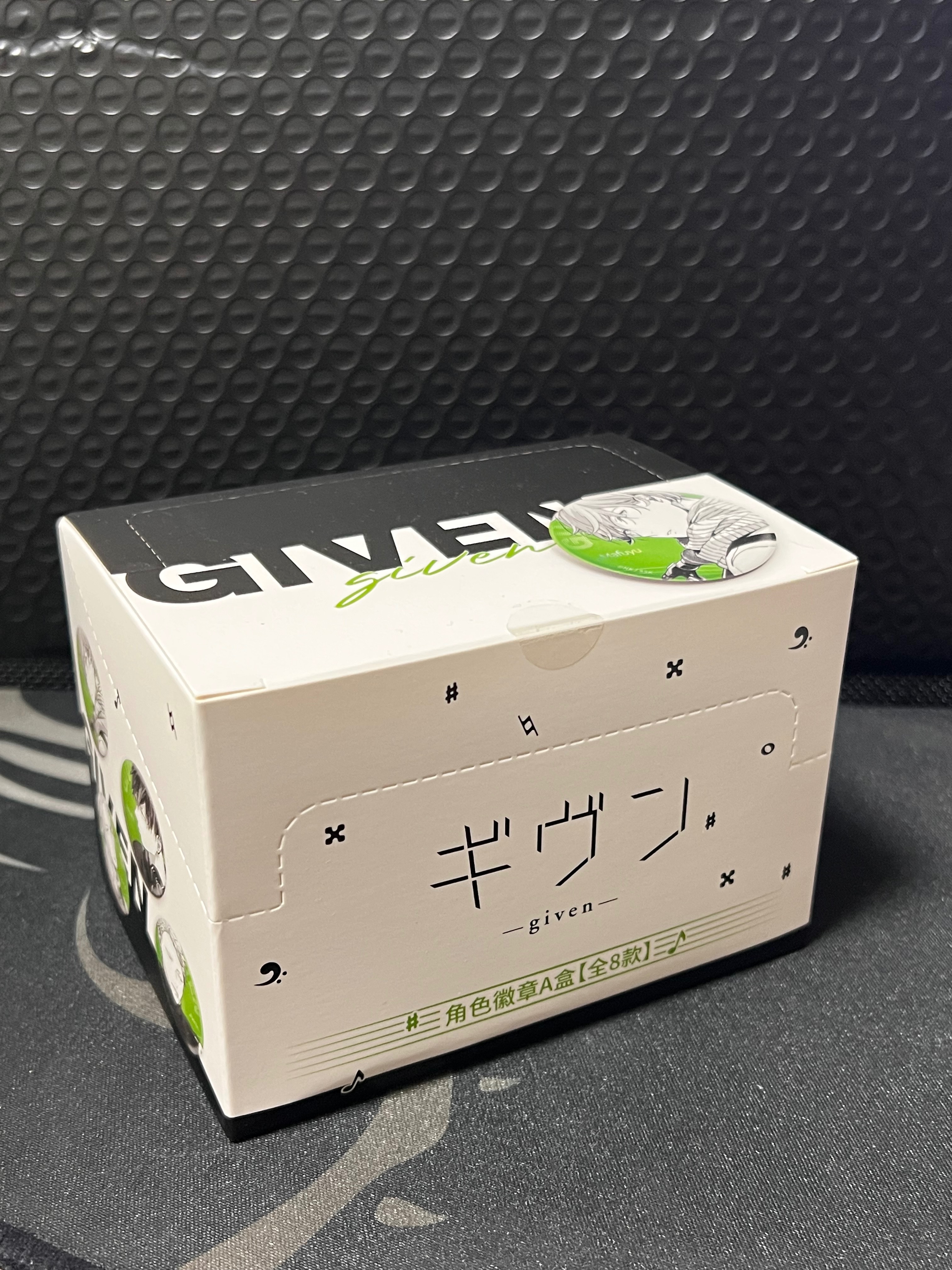 1.三月獸徽章A一盒