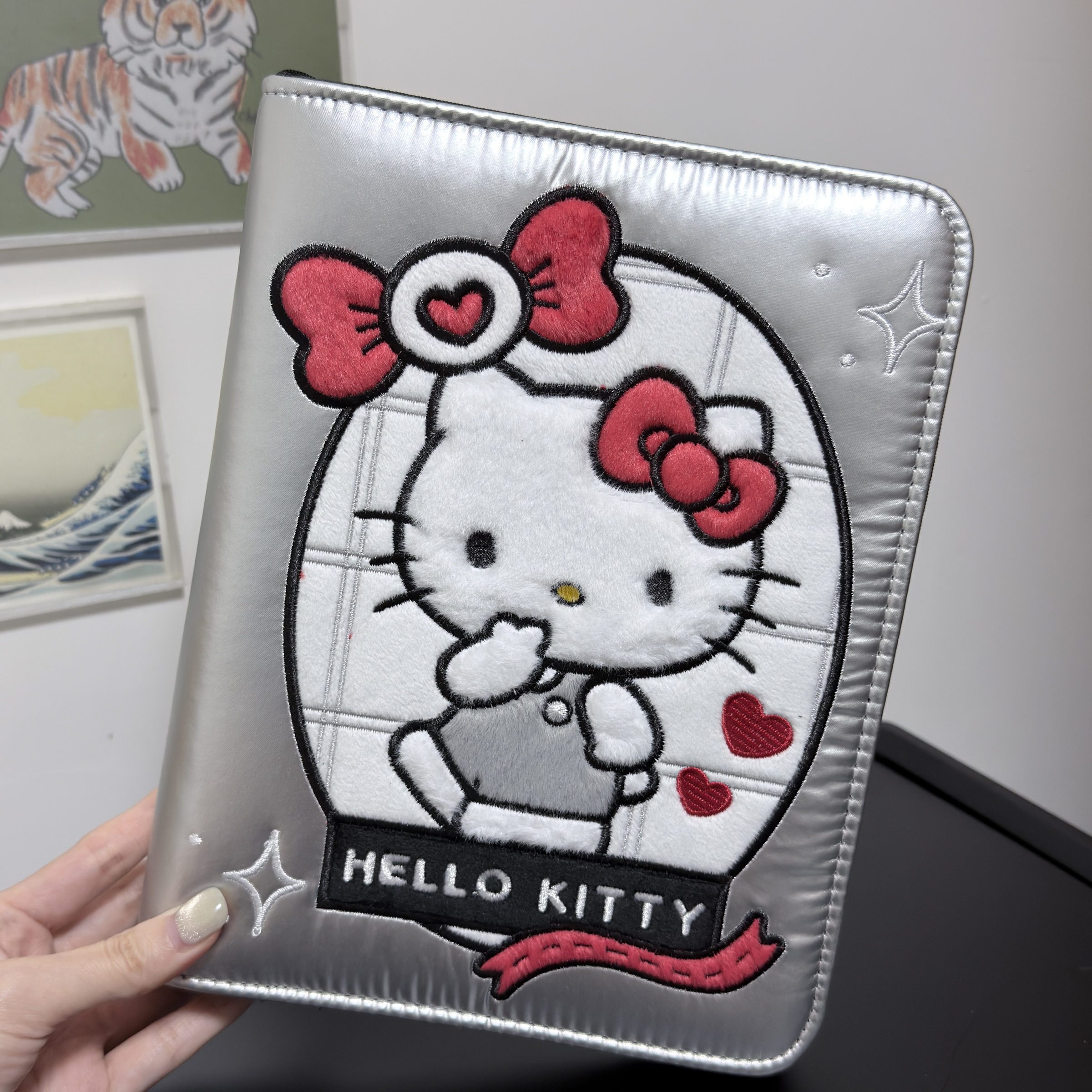 卡寶-三麗鷗皮製絨毛刺繡KT四宮格卡冊