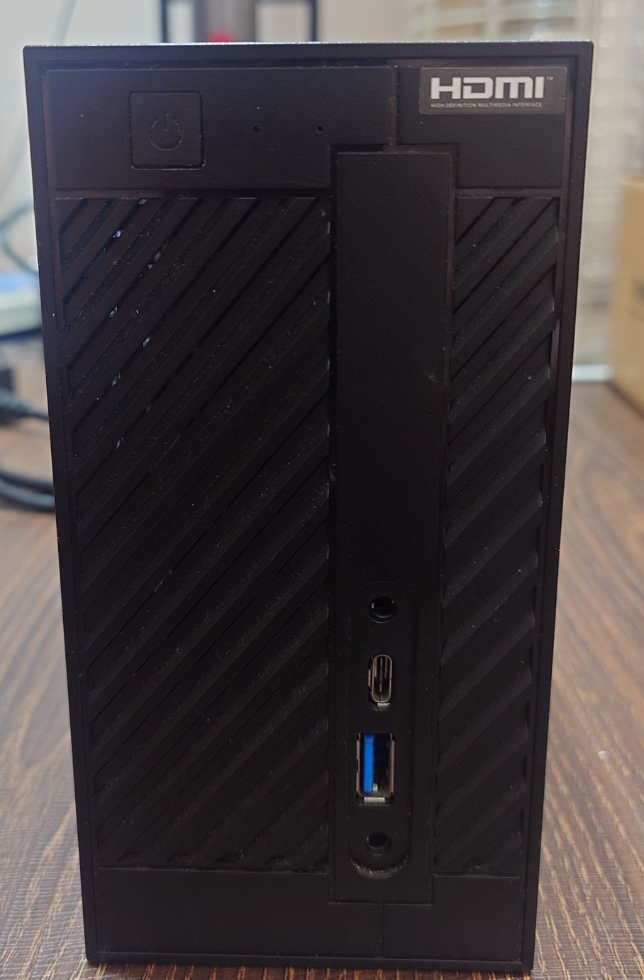 華擎DeskMini 110 Series 主機一台