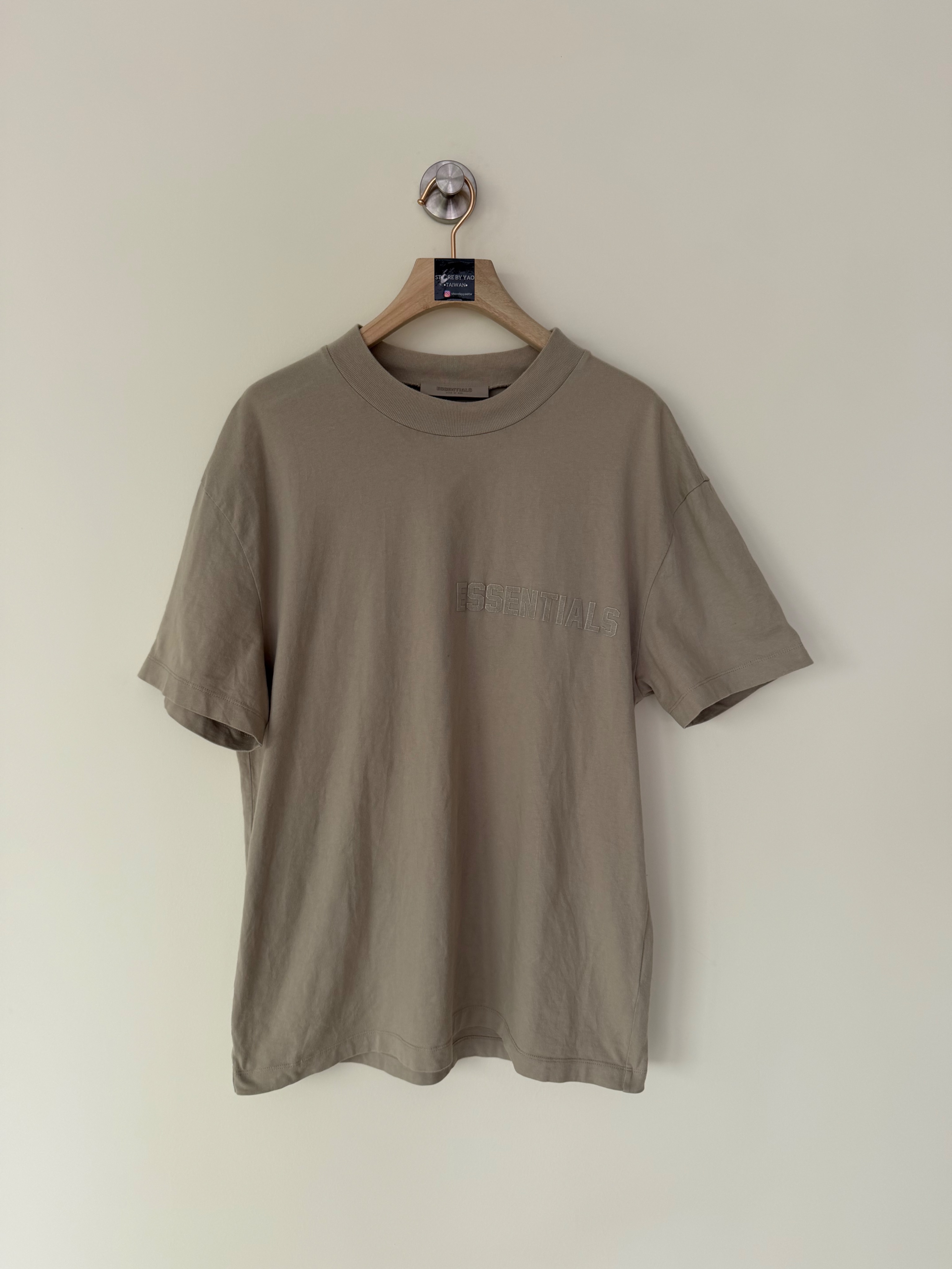 ESSENTIALS TEE