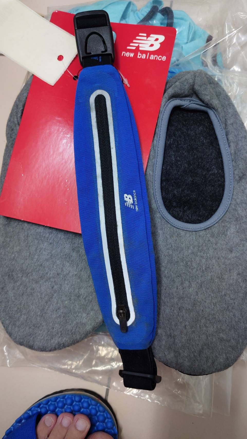 new balance 跑步用腰帶 （擴充式腰帶） 有點發霉（清洗即可去除）