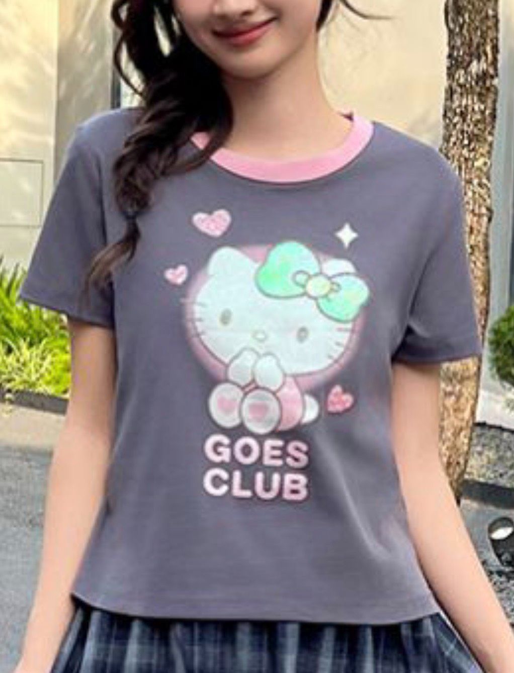 金蔥感Kitty印花線圈刺繡蝴蝶結亮片點綴珠珠愛心領口撞粉色中短版棉Ｔ恤短袖上衣