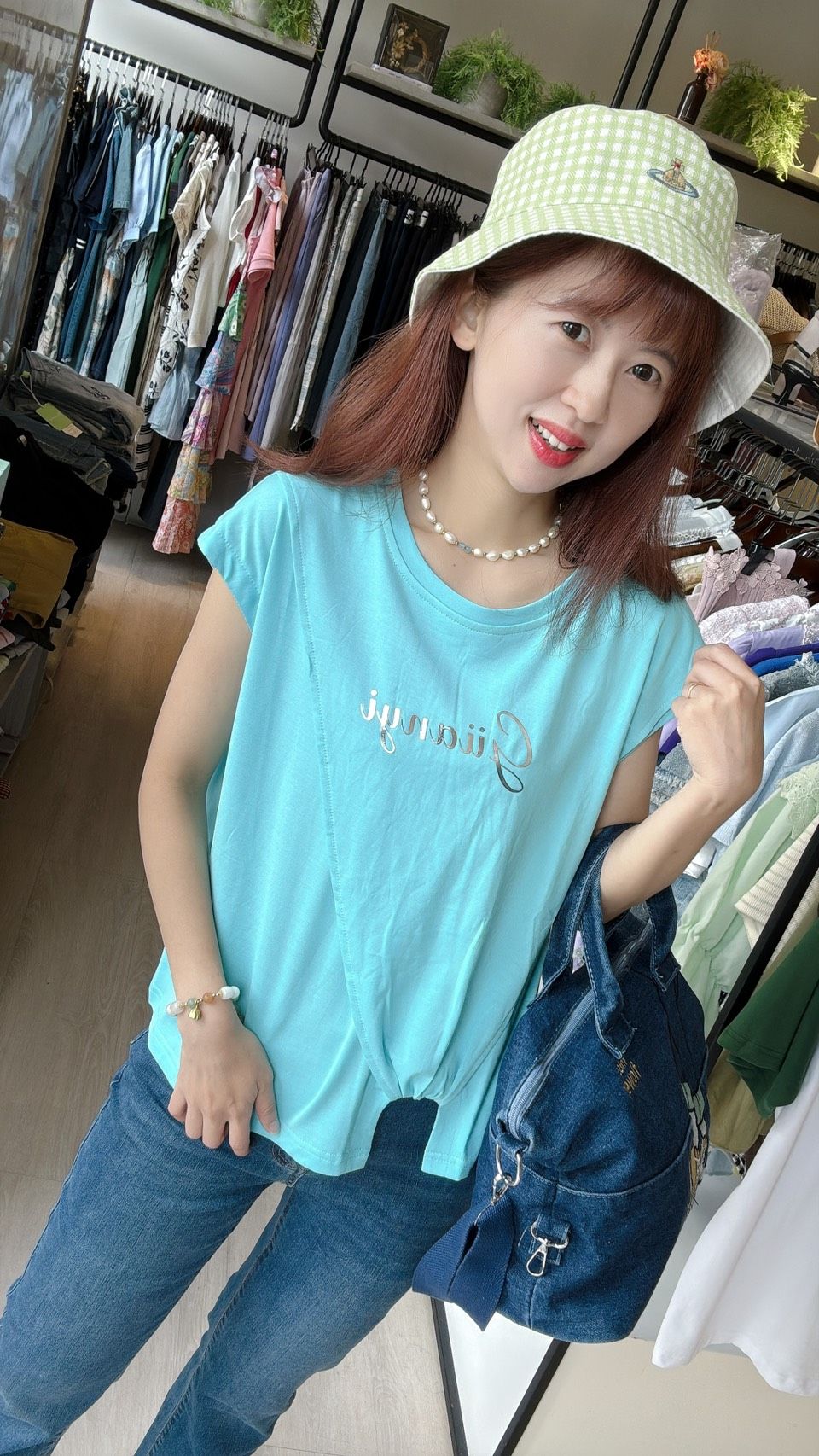 亮藍色斜不規則拼接感剪裁下擺挖Ｕ字感胸前銀色英字圓領Ｔ恤短袖上衣