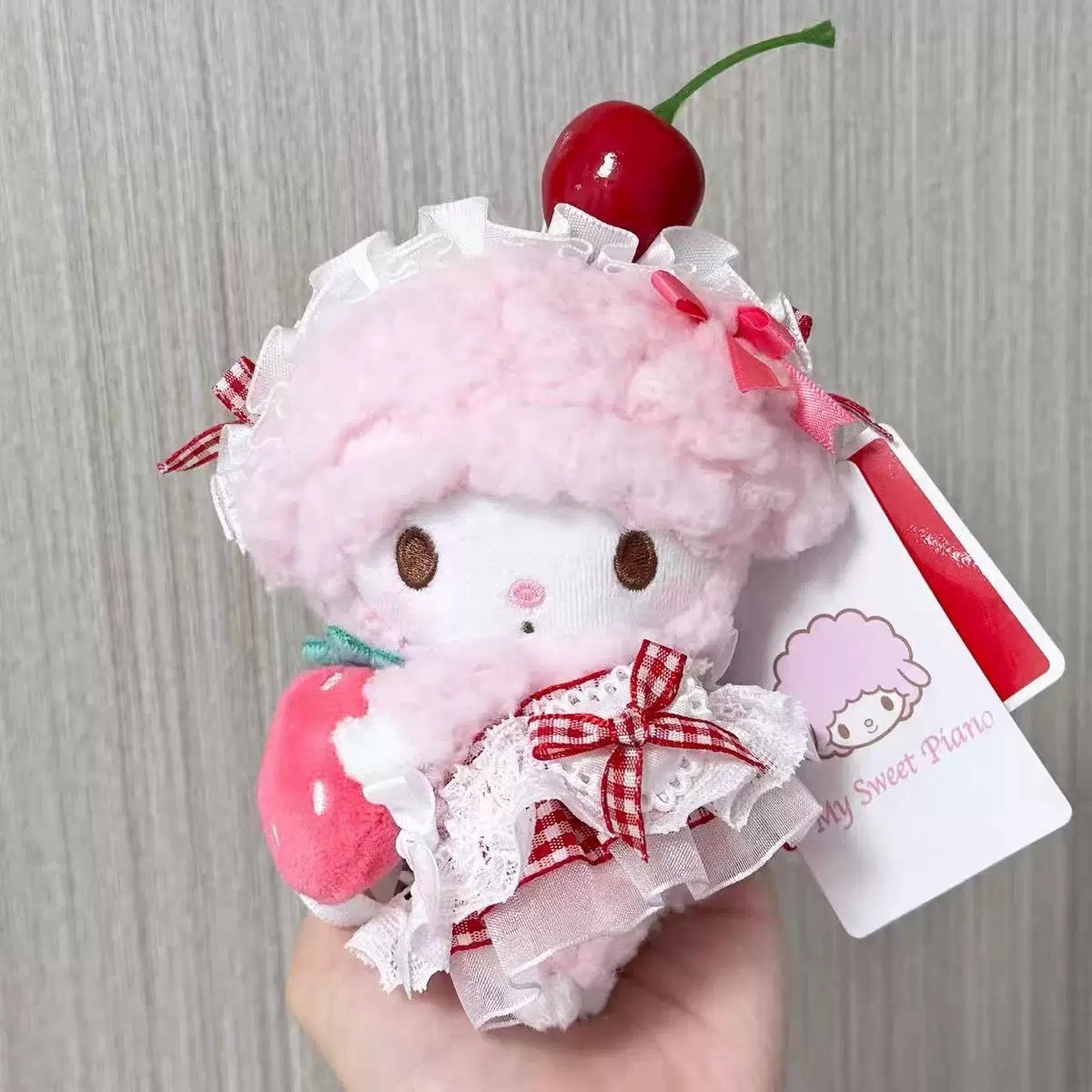 正版彼安諾小羊抱草莓造型款