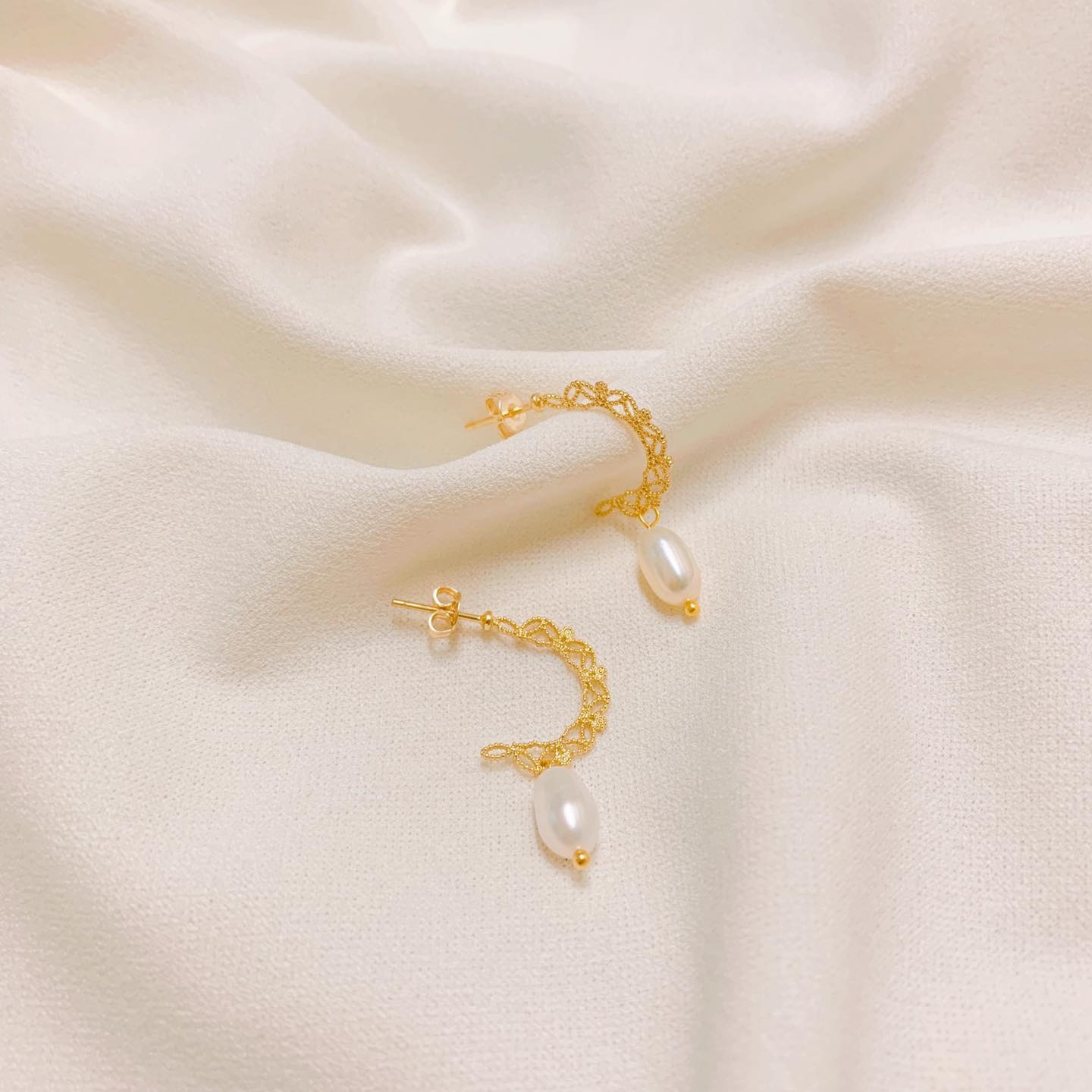 戴給旁邊的人羨慕～薄蕾絲珍珠耳環